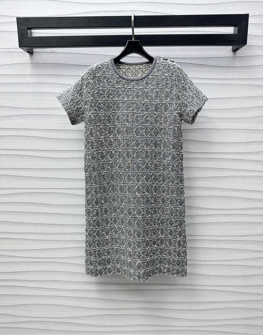 NO:334226,Dio*2025 new product launches custom-made diamond woven dress with YB imported cotton yarn material, obvious texture and full appearance, the whole body is decorated with diamond yarn, highlighting the brand tone, the golden yarn collides with gray background, adding layered styling, and the braiding makes the visual effect richer, the surface and auxiliary materials development, round neck short-sleeved dress tailoring, commuting and date outfits show elegant style, high-end version,,dior, skirts, T-shirt, alexander wang19860909Dio*2025新品上架菱格编织连衣裙定制YB进口棉纶纱线材质 肌理明显 品相十足 通体饰以菱格纹路满铺元素 彰显品牌调性 金色纱线与灰底色相碰撞 增添造型层次感 编织感让视觉效果更丰富 面辅料开发 圆领短袖连衣裙剪裁 通勤约会穿搭尽显优雅风范  高版本,,dior,skirts,T-shirt,alexander wang,Women's clothing