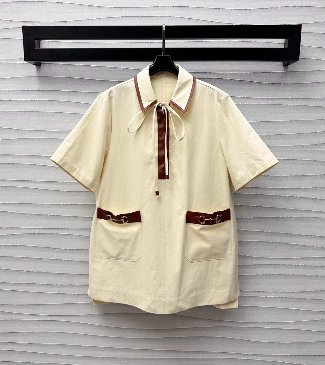 NO:334238,Gucc*2025 new product is on the shelves of leather buckle dress customized with YB imported twill cotton material, comfortable and delicate, the front collar and edge pockets are decorated with leather splicing and contrasting color, and the lace adjustment design adds a sense of styling, durable and versatile, symmetrical pockets embellished with metal horseshoe buckle decoration, highlights the brand tone, the three-dimensional cut at the waist is not tight, effectively outlines the curve, the fine parts are elegant and retro, the surface auxiliary materials development, lapel short-sleeved dress cut, essential outfit for casual commuting, high-end version, gucci, skirts, T-shirt, alexander wang19860909Gucc*2025新品上架拼皮链扣连衣裙定制YB进口斜纹全棉材质 舒适细腻 前襟领边口袋饰以皮革拼接撞色处理 配合系带调节设计 增添造型层次感 耐看百搭 对称口袋点缀金属马蹄链扣装饰 彰显品牌调性 腰间立体裁剪不紧绷 有效放量勾勒曲线 精细之处优雅复古 面辅料开发 翻领短袖连衣裙剪裁 休闲通勤必备穿搭  高版本,,gucci,skirts,T-shirt,alexander wang,Women's clothing