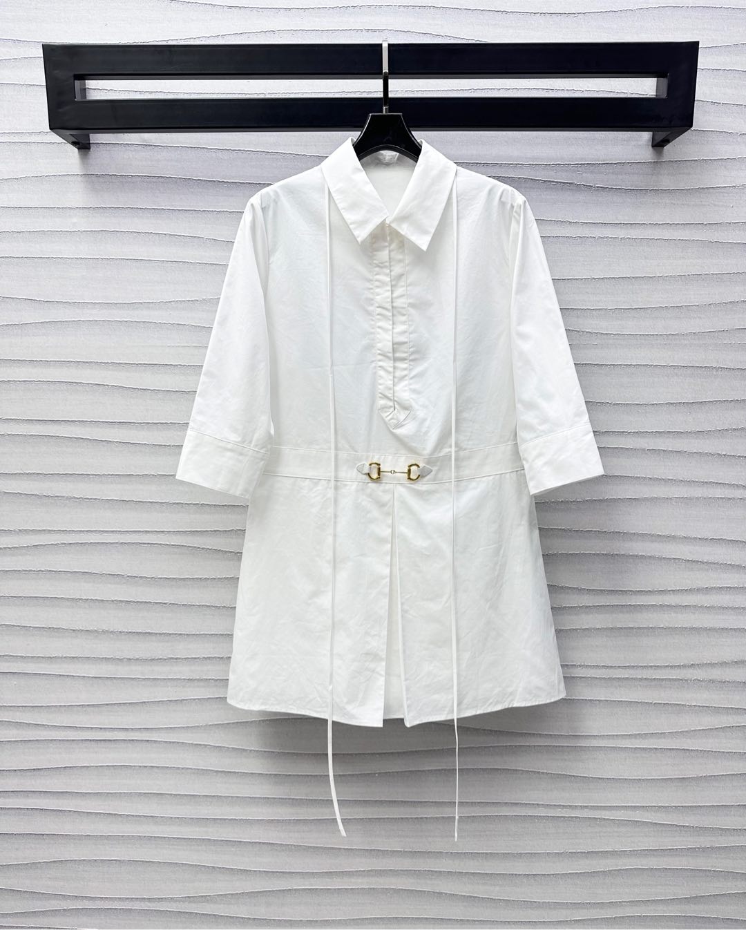 NO:334223,Gucc*2025 new product is available on the shelves of horse tie button shirt skirts, custom YB imported twill cotton material, comfortable and delicate texture, half-pallet design of lapel, combined with the hem contour pleated line, adds a sense of styling, and uses horse tie buttons as a dividing line at the waist to effectively narrow the curve, highlights the brand tone, develops facial accessories, shirt dress tailoring, elegant and retro upper body, casual commuting and easy to wear to create a fashionable feeling, high-end version, gucci, skirts, shirts, alexander wang19860909Gucc*2025新品上架马衔链扣衬衣裙定制YB进口斜纹全棉材质 质感舒适细腻 翻领半开襟版型设计 配合下摆轮廓压褶线处理 增添造型层次感 腰间饰以马衔链扣作为分割线 有效收窄勾勒曲线 彰显品牌调性 面辅料开发 衬衫连衣裙剪裁 上身优雅复古 休闲通勤轻松穿搭出洋气感  高版本,,gucci,skirts,shirts,alexander wang,Women's clothing