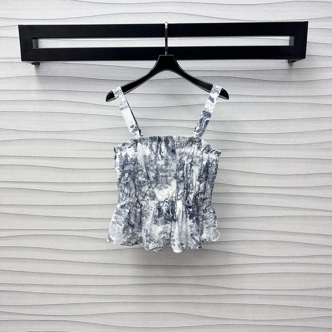 NO:334231,Dio*2025 new product launched animal printed suspender tops customized YB imported cotton material breathable and comfortable. Use chest line to adjust the fold design to add layered shapes. Fully printed jungle animal print pattern to highlight the brand tone Modify and inclusive body lines. Face and auxiliary materials development. Strap strap top tailoring. Commuting and vacation outfits are high-end and fashionable. High-end version, dior, alexander wang19860909Dio*2025新品上架动物印花吊带上衣定制YB进口全棉材质 透气舒适 沿用胸线弹力调节褶皱设计 增添造型层次感 通体满印丛林动物印花图案 彰显品牌调性 修饰包容身形线条 面辅料开发 吊带抹胸上衣剪裁 通勤度假穿搭高级时髦 高版本,,dior,alexander wang,Women's clothing