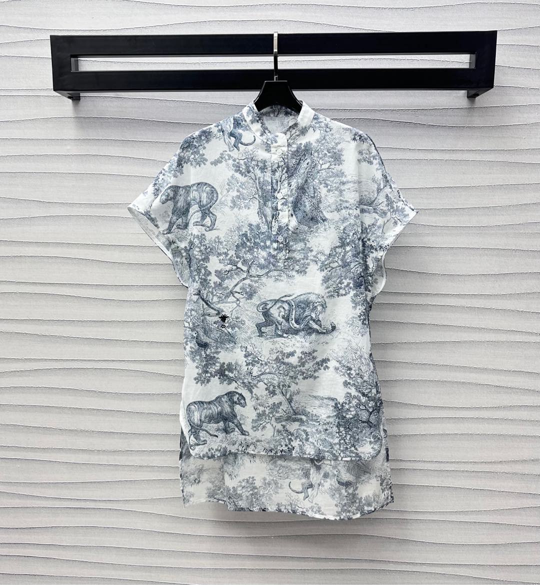NO:334239,Dio*2025 new product is available for animal print shirt dress custom YB imported cotton material breathable and comfortable. Use half-plate button adjustment design to add layered shapes. Full-body printed jungle animal print pattern to highlight the brand tone. Short front and long back cut to modify the body lines. Face and auxiliary materials development. Round neck short-sleeved shirt tailoring. Commuting and vacation outfits are high-end and fashionable. High-end version,,dior,skirts,shirts,T-shirts,alexander wang19860909Dio*2025新品上架动物印花衬衣裙定制YB进口全棉材质 透气舒适 沿用半开襟纽扣调节设计 增添造型层次感 通体满印丛林动物印花图案 彰显品牌调性 前短后长裁剪修饰身形线条 面辅料开发 圆领短袖衬衫剪裁 通勤度假穿搭高级时髦 高版本,,dior,skirts,shirts,T-shirt,alexander wang,Women's clothing
