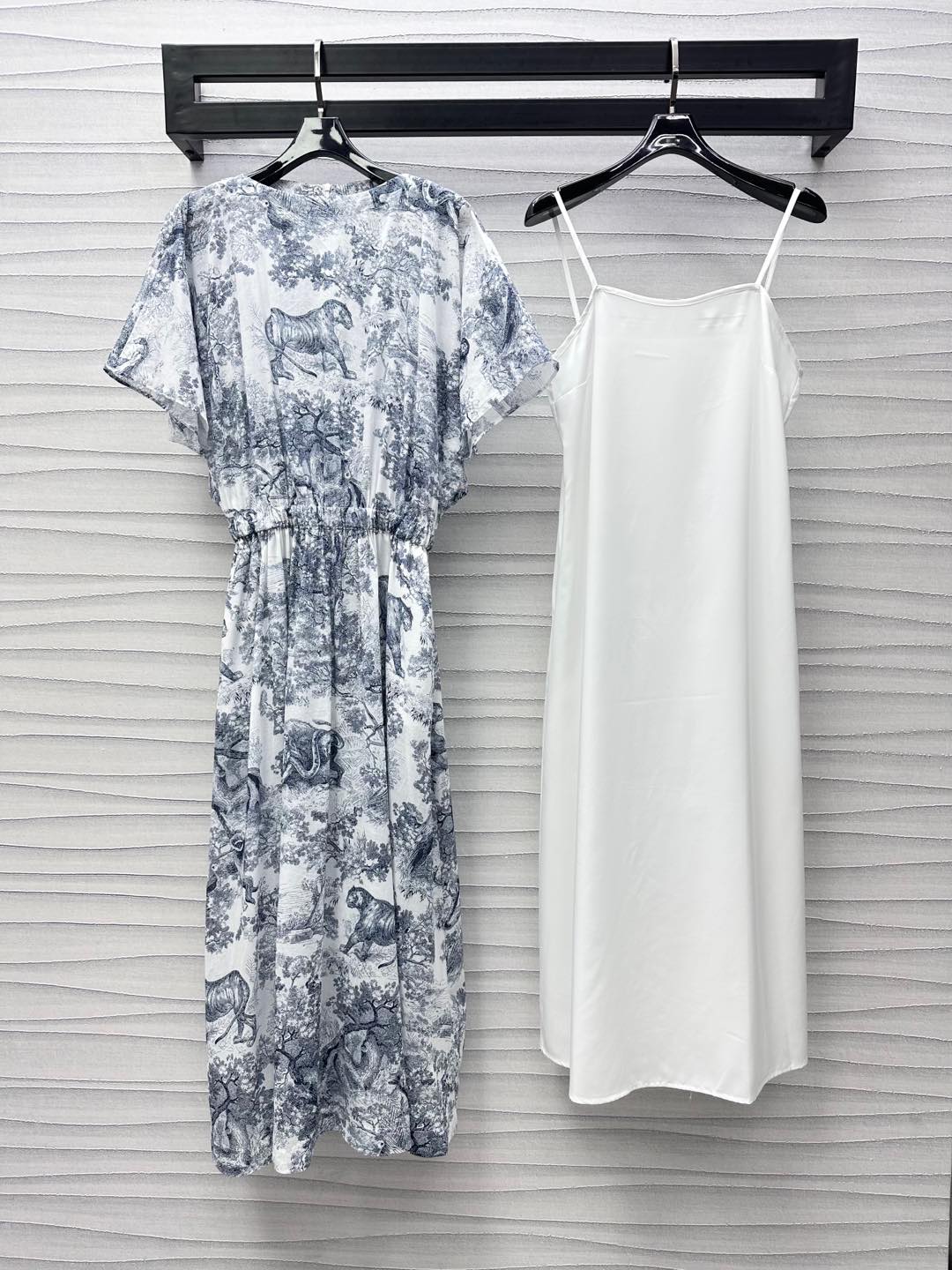 NO:334235,Dio*2025 new product is available for animal print dress custom YB imported cotton material breathable and comfortable. Use elastic waist adjustment design to tailor the body lines to add layering. Full body full of jungle animal print pattern to highlight the brand tone. Face and auxiliary materials development. Short-sleeved dress tailoring. Commuting and vacation outfits are high-end and fashionable. High-end version, dior, skirts, T-shirt, alexander wang19860909Dio*2025新品上架动物印花连衣裙定制YB进口全棉材质 透气舒适 沿用腰间弹力收腰调节设计 裁剪修饰身形线条 增添造型层次感 通体满印丛林动物印花图案 彰显品牌调性 面辅料开发 短袖连衣裙剪裁 通勤度假穿搭高级时髦 高版本,,dior,skirts,T-shirt,alexander wang,Women's clothing