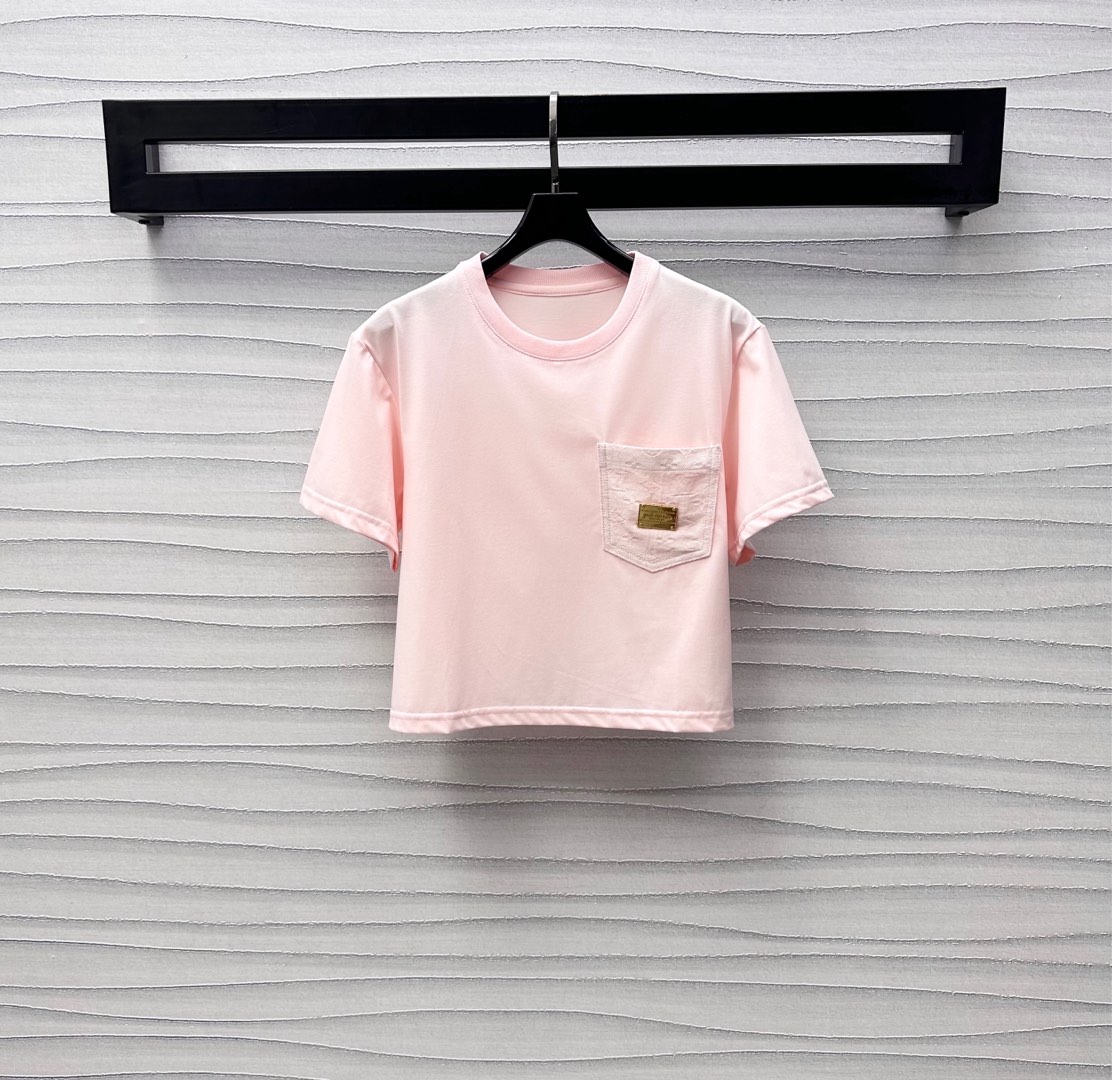 NO:334224,Louis Vuitto*2025 new product is available in the shelves of short pockets, customized YB imported cotton material, breathable and comfortable, full of texture, plain color base, decorated with jacquard denim pocket splicing design, add layered look, engraved metal logo embellishment, highlight the brand tone, make simple styles more layered, surface auxiliary materials development, round neck short-sleeved T-shirt tailoring, brilliant and fashionable outfit, high-version, louis vuitton, T-shirt,tees, t-shirt,alexander wang19860909Louis Vuitto*2025新品上架口袋短款定制YB进口全棉材质 透气舒适 质感十足 素色打底 饰以提花牛仔口袋拼接设计 增添造型层次感 刻印金属徽标点缀之上 彰显品牌调性 让简单款式更显层次感 面辅料开发 圆领短袖T恤剪裁 穿搭出彩时髦 高版本,,louis vuitton,T-shirt,tees，t-shirt,alexander wang,Women's clothing