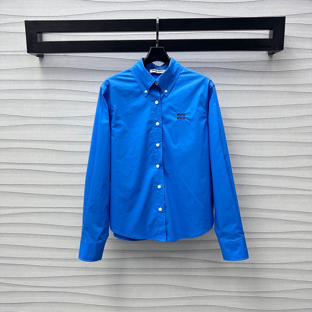 NO:335417,Miumi*2025 new product on shelves lapel long-sleeved shirt custom YB imported twill cotton material is comfortable and crisp, with iconic embroidered letter logo on the chest, highlighting the brand tone, easily highlighting the style of the Miao Department College, back button segmentation adjustment design, adding layered shape, surface auxiliary material development, lapel front shoulder shirt tailoring, commuting and vacation outfit full of college style, high-end version,,miumiu,shirts,alexander wang19860909Miumi*2025新品上架翻领长袖衬衫定制YB进口斜纹棉材质舒适挺括 胸前点缀标志性刺绣字母徽标 彰显品牌调性 轻松突出缪系学院风范格调 后背纽扣分割调节设计 增添造型层次感 面辅料开发 翻领正肩衬衣剪裁 通勤度假穿搭满满学院风格   高版本,,miumiu,shirts,alexander wang,Women's clothing