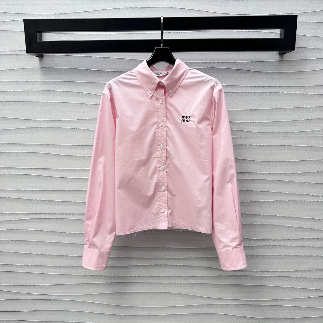 NO:335432,Miumi*2025 new product lapel short shirt on shelves Customized YB imported twill cotton material is comfortable and crisp, with iconic embroidered letter logo on the chest, highlighting the brand tone, easily highlighting the style of the Miao Department College, back button segmentation adjustment design, adding layered shape, surface auxiliary material development, lapel front shoulder shirt tailoring, random matching pants and skirts, full of college style, high-end version,,miumiu, skirts, shirts, alexander wang19860909Miumi*2025新品上架翻领短款衬衫定制YB进口斜纹棉材质舒适挺括 胸前点缀标志性刺绣字母徽标 彰显品牌调性 轻松突出缪系学院风范格调 后背纽扣分割调节设计 增添造型层次感 面辅料开发 翻领正肩衬衣剪裁 随意搭配裤裙装 穿搭满满学院风格   高版本,,miumiu,skirts,shirts,alexander wang,Women's clothing