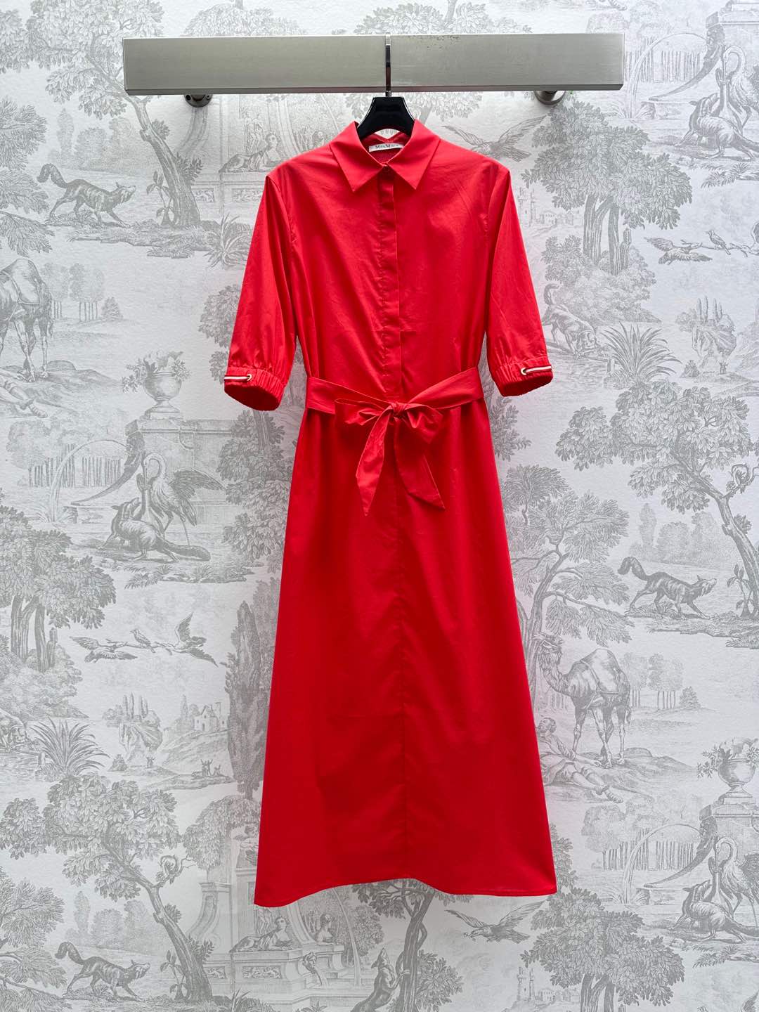 NO:335429,Maxmar*2025 new product is on the shelves, belt dress, custom YB imported twill cotton material, sleek, comfortable and stylish, use lapel half-open hidden button adjustment design to add layering, straight-tube style with waist cloth belt outlines the body, easy to divide the line proportions, sleeve side embellishments perforated striped webbing decoration, highlight the brand tone, surface auxiliary material development, short-sleeved shirt dress tailoring, commuting and date outfit casually relaxed and fashionable, high-end version, skirts, T-shirt, alexander wang19860909Maxmar*2025新品上架腰带连衣裙定制YB进口斜纹棉材质 垂顺舒适有型 沿用翻领半开襟隐藏纽扣调节设计 增添造型层次感 直筒版型配合腰间本布腰带勾勒身形 轻松划分线条比例 袖侧点缀穿孔条纹织带装饰 彰显品牌调性 面辅料开发 短袖衬衣裙剪裁 通勤约会穿搭随意松弛时髦 高版本,,skirts,T-shirt,alexander wang,Women's clothing