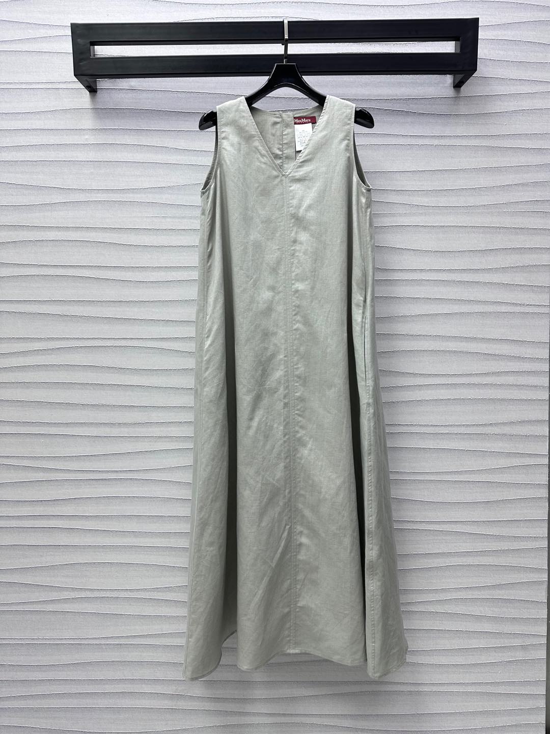 NO:335421,Maxmar*2025 new product is on the shelves of the pressed vest long skirt, customized YB imported linen cotton material, sleek, comfortable and stylish, pleated and cut, combined with the adjustment design of the back zipper, add a sense of styling, highlight the brand tone, surface auxiliary material development, sleeveless dress tailoring, commuting and date outfits are casual and relaxed and fashionable, high version 2 colors, skirts, alexander wang19860909Maxmar*2025新品上架压褶背心长裙定制YB进口亚麻棉材质 垂顺舒适有型 通体压褶裁剪处理 配合后背拉链调节设计 增添造型层次感 彰显品牌调性 面辅料开发 无袖连衣裙剪裁 通勤约会穿搭随意松弛时髦  高版本2色,,skirts,alexander wang,Women's clothing