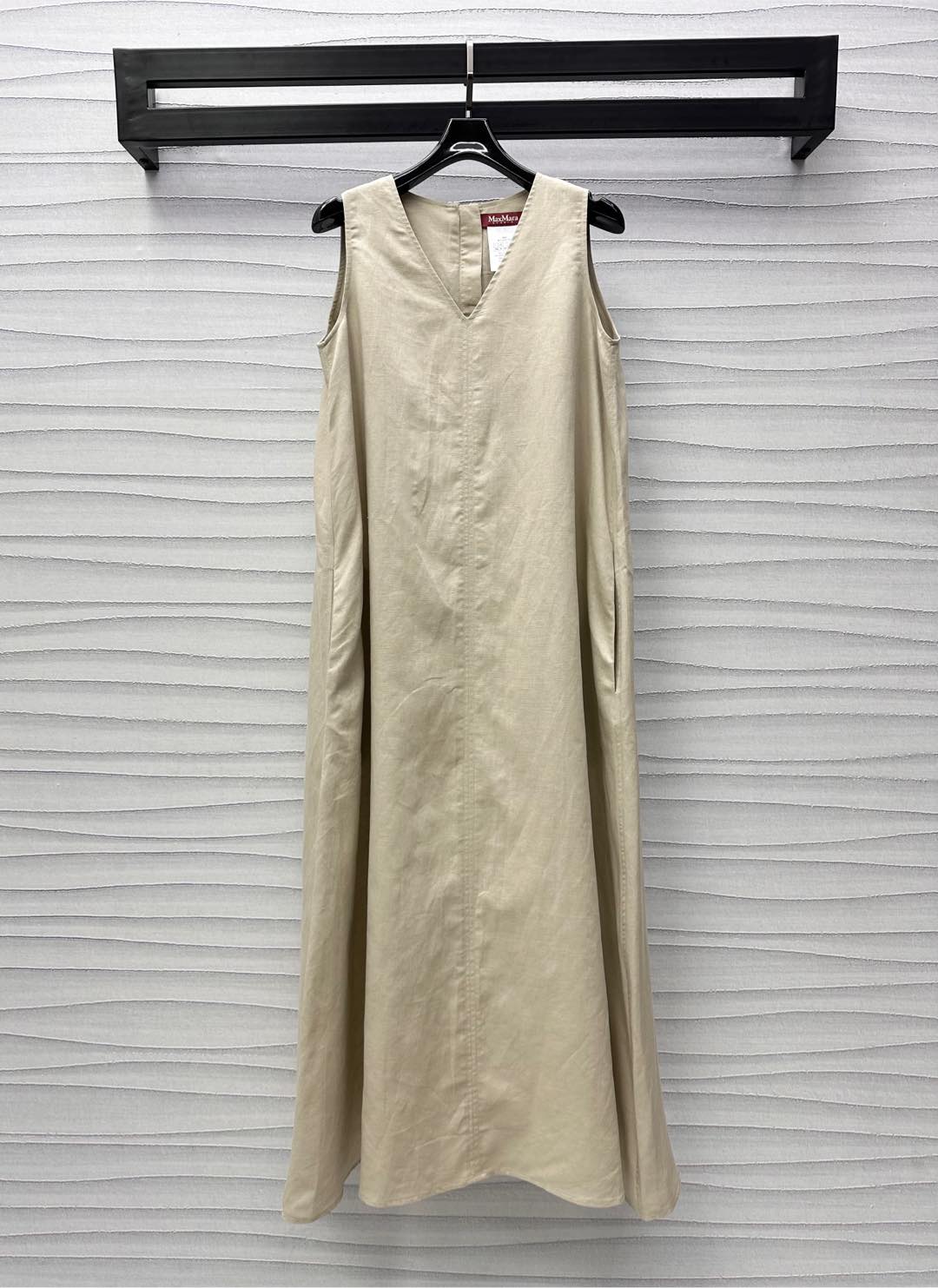 NO:335425,Maxmar*2025 new product is on the shelves of the pressed vest long skirt, customized YB imported linen cotton material, sleek, comfortable and stylish, pleated and cut, combined with the adjustment design of the back zipper, add a sense of styling, highlight the brand tone, surface auxiliary material development, sleeveless dress tailoring, commuting and date outfits are casual and relaxed and fashionable, high version 2 colors, skirts, alexander wang19860909Maxmar*2025新品上架压褶背心长裙定制YB进口亚麻棉材质 垂顺舒适有型 通体压褶裁剪处理 配合后背拉链调节设计 增添造型层次感 彰显品牌调性 面辅料开发 无袖连衣裙剪裁 通勤约会穿搭随意松弛时髦  高版本2色,,skirts,alexander wang,Women's clothing