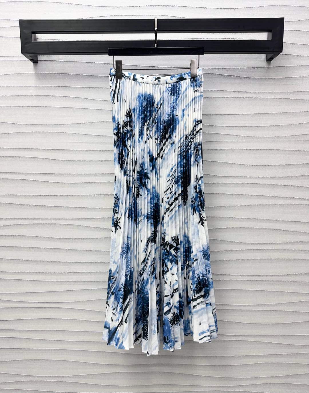 NO:334242,Dio*2025 new product is available for printing denim trousers customized YB imported twill cotton material, crisp, comfortable and stylish, full texture, decorated with large area of ​​tropical coconut elements, decorated with iconic letters and leather cards on the back waist to highlight the brand tone, waist and abdomen fitting, tailoring and pleated skirts to modify lines, umbrella-shaped medium-length outward expansion design, add layering of styling, surface auxiliary materials development, high waist pleated skirt tailoring, can be matched with jackets in the same series, commuting and date sets are brilliant and fashionable, high version,,dior, skirts, jackets & coats,alexander wang19860909Dio*2025新品上架印花牛仔长裤定制YB进口斜纹全棉材质 挺括舒适有型 质感十足 通体饰以大面积热带椰树元素印花图案 配合后腰标志性字母皮牌点缀装饰 彰显品牌调性 腰腹贴合裁剪配合百褶裙摆修饰线条 伞状中长外扩设计 增添造型层次感 面辅料开发 高腰压褶半裙剪裁 可搭配同系列外套 通勤约会成套穿搭出彩时髦  高版本,,dior,skirts,jackets & coats,alexander wang,Women's clothing