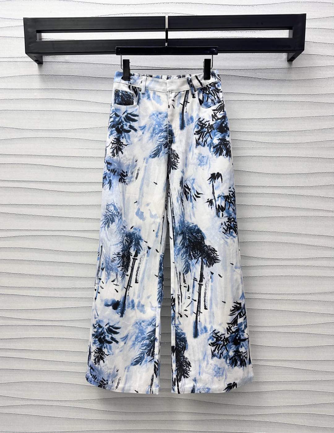 NO:334248,Dio*2025 new product is available for printing denim twill trousers customized YB imported twill cotton denim material, crisp, comfortable and stylish, full texture, decorated with large area of ​​tropical coconut elements, decorated with iconic letters and leather cards on the back waist to highlight the brand tone High-waist buckle symmetrical pocket design Add styling layering Facial auxiliary materials development High-waist straight trousers tailored can be matched with the same series of jackets Commuting and date sets are brilliant and fashionable High-version, Dior, Jackets & coats, Alexander wang19860909Dio*2025新品上架印花牛仔长裤定制YB进口斜纹棉牛仔材质 挺括舒适有型 质感十足 通体饰以大面积热带椰树元素印花图案 配合后腰标志性字母皮牌点缀装饰 彰显品牌调性 高腰系扣对称口袋设计 增添造型层次感 面辅料开发 高腰直筒长裤剪裁 可搭配同系列外套 通勤约会成套穿搭出彩时髦  高版本,,dior,jackets & coats,alexander wang,Women's clothing