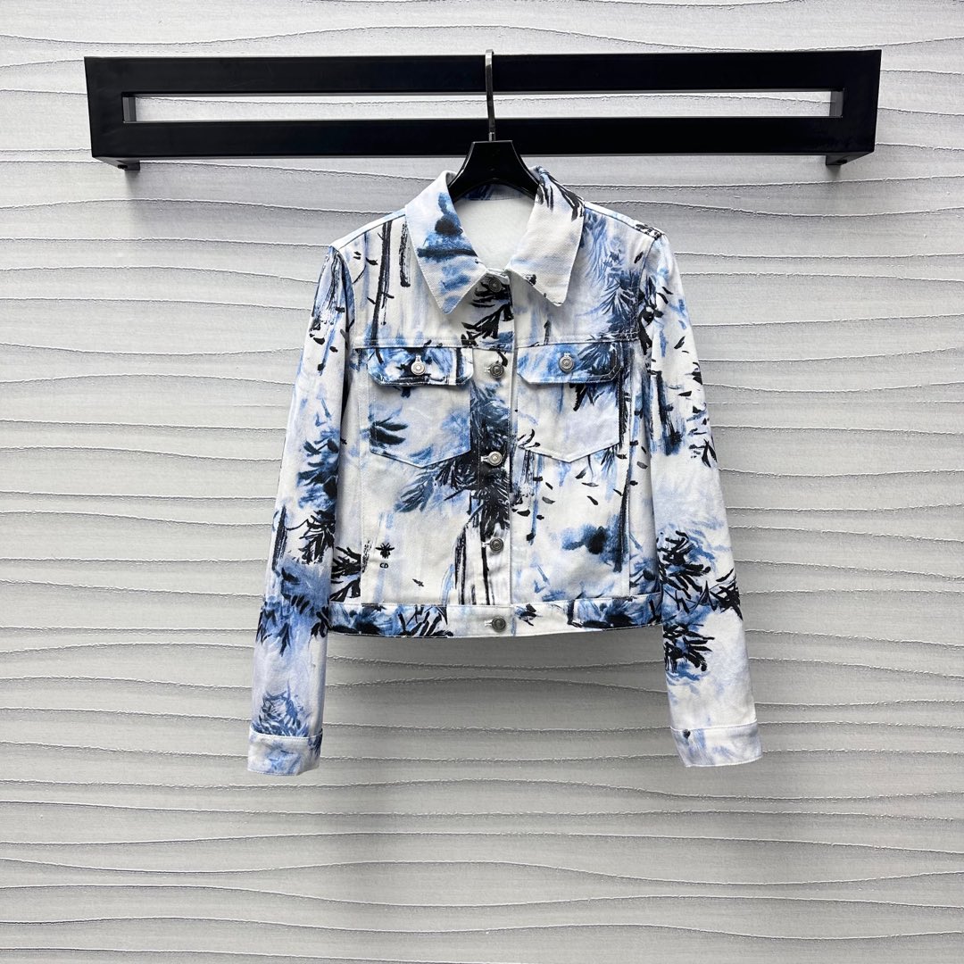 NO:334254,Dio*2025 new product is on the shelves of printed denim jackets, customized YB imported twill cotton denim material, crisp, comfortable and stylish, full texture, decorated with large area of ​​tropical coconut elements, decorated with iconic letter embroidery logo and leather brand embellishment to highlight the brand tone. Ingenious lapels and chest flip pocket design to add layered shapes, facial accessories development Lapel jacket tailoring can be matched with skirts and pants in the same series, commuting and date sets are brilliant and fashionable. High-end version,,dior, skirts, jackets & coats, jackets & coats, alexander wang19860909Dio*2025新品上架印花牛仔外套定制YB进口斜纹棉牛仔材质 挺括舒适有型 质感十足 通体饰以大面积热带椰树元素印花图案 配合标志性字母刺绣徽标与皮牌点缀装饰 彰显品牌调性 精巧翻领搭配胸前翻盖口袋设计 增添造型层次感 面辅料开发 翻领夹克外套剪裁 可搭配同系列裙裤装 通勤约会成套穿搭出彩时髦  高版本,,dior,skirts,jackets & coats,jackets & coats,alexander wang,Women's clothing