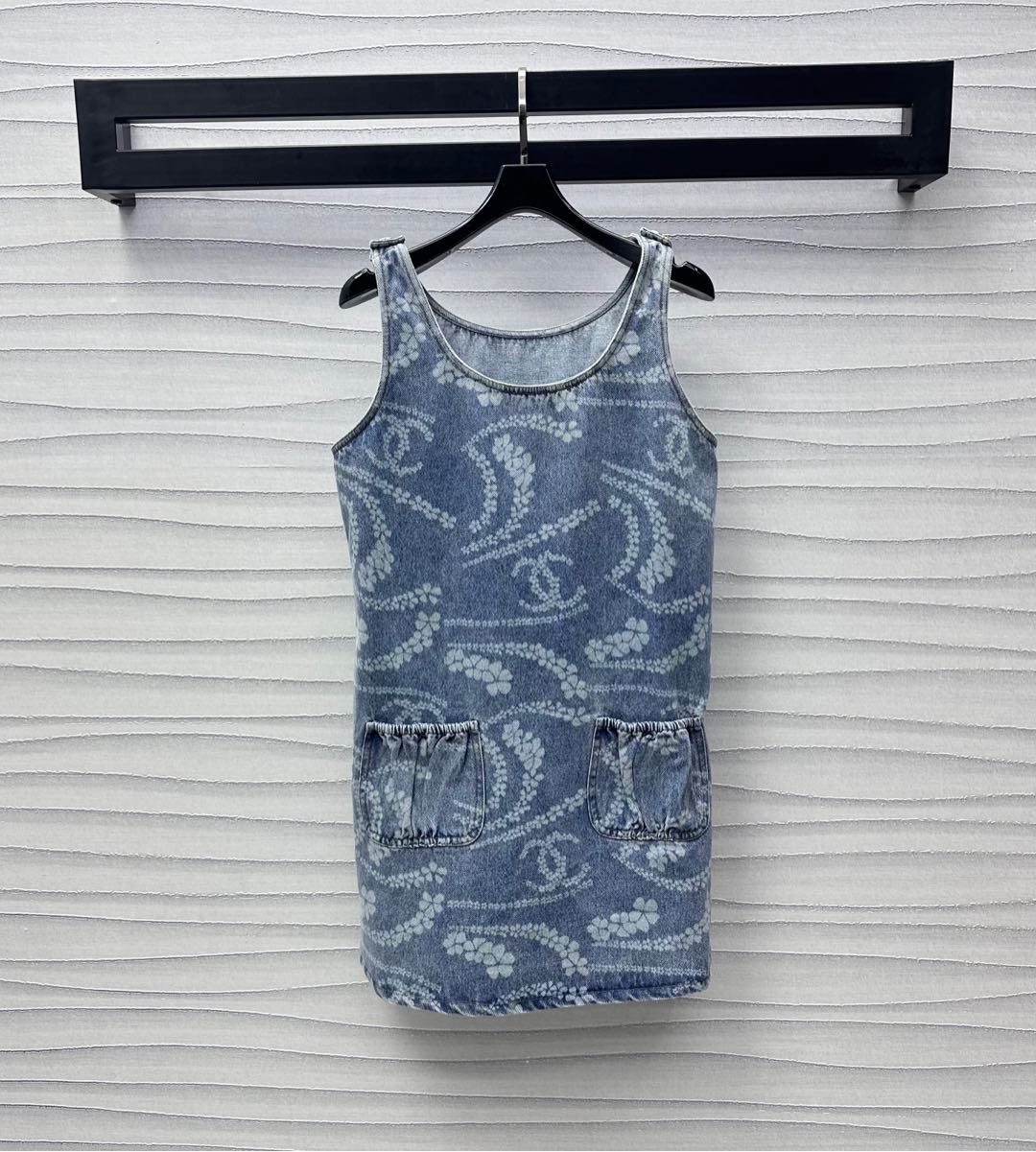 NO:335800,Chane*2025 new product is on the shelves of printed denim vest skirts. Customized YB imported twill cotton denim material. Multiple washes are crisp and stylish. The basic contour line is combined with elastic elastic bands and symmetrical pocket decoration to add layering. The whole body is active and full of irregular and staggered camellia petal prints. The iconic double C letter logo is integrated into it to highlight the brand tone. The surface and auxiliary materials are developed. Sleeveless dress tailoring. Commuting and dating outfits are brilliant and fashionable. High-version 36 38 40,,chanel, skirts,alexander wang19860909Chane*2025新品上架印花牛仔背心裙定制YB进口斜纹棉牛仔材质 多重水洗挺括有型 基础轮廓线配合松紧弹力带对称口袋装饰 增添造型层次感 通体活性满印不规则错落山茶花瓣印花图案 标志性双C字母徽标融入其中 彰显品牌调性 面辅料开发 无袖连衣裙剪裁 通勤约会穿搭出彩时髦  高版本36 38 40,,chanel,skirts,alexander wang,Women's clothing