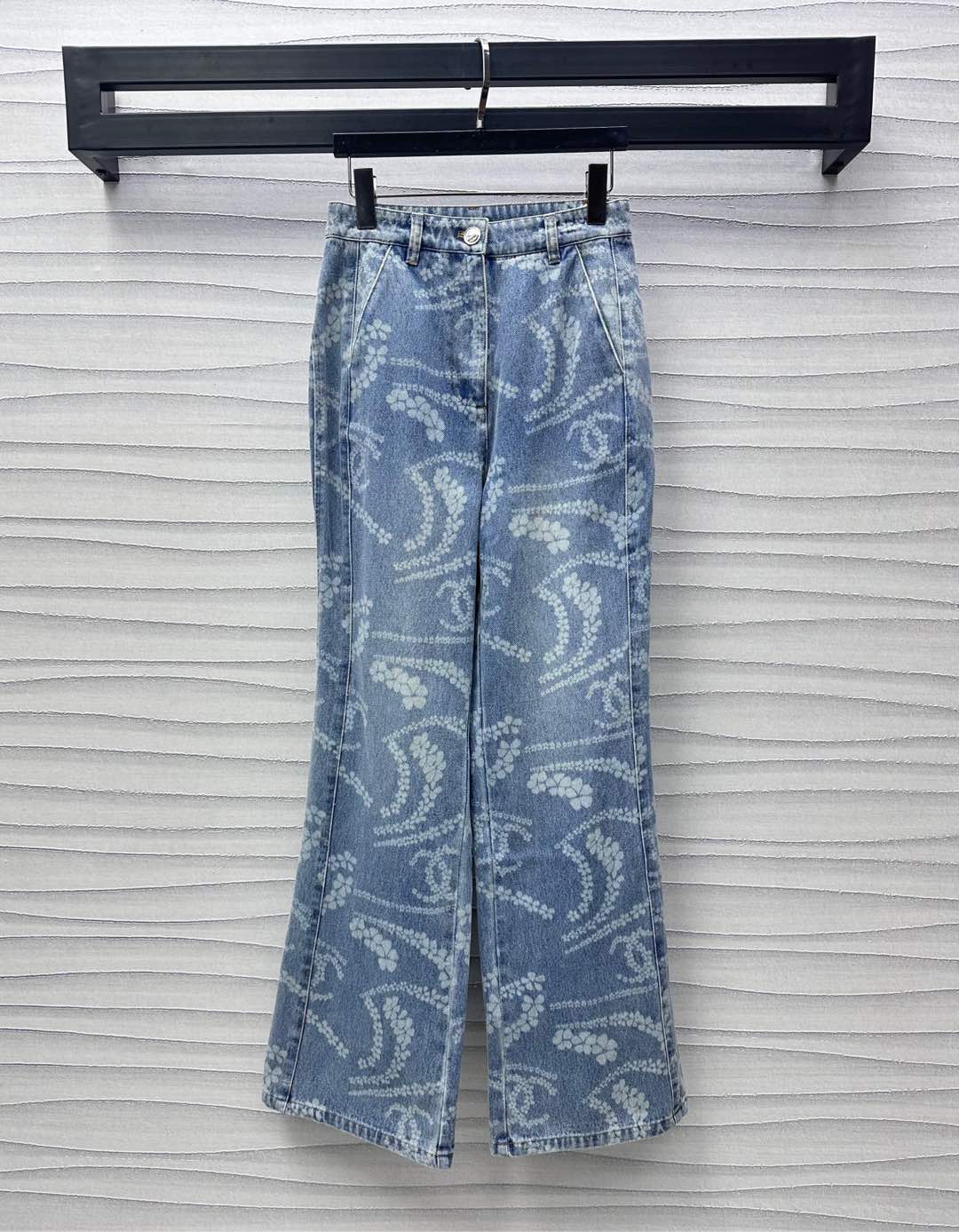 NO:335791,Chane*2025 new product is available for printing denim trousers customized YB imported twill cotton denim material. Multiple washes are crisp and stylish. The basic contour line is matched with the cut design of the micro-flare trousers to add layering. The whole body is reactive and full of irregular staggered camellia petal prints. The iconic double C letter logo is integrated into it to highlight the brand tone. The surface and auxiliary materials are developed. High-waist button trousers tailored. It can be matched with the same series of shirt jackets. It is brilliant and fashionable in complete sets or single wear. High-version 36 38 40,,chanel,jackets & coats,alexander wang19860909Chane*2025新品上架印花牛仔长裤定制YB进口斜纹棉牛仔材质 多重水洗挺括有型 基础轮廓线配合微喇裤型裁剪设计 增添造型层次感 通体活性满印不规则错落山茶花瓣印花图案 标志性双C字母徽标融入其中 彰显品牌调性 面辅料开发 高腰系扣长裤剪裁 可搭配同系列衬衣外套 成套或单穿都出彩时髦  高版本36 38 40,,chanel,jackets & coats,alexander wang,Women's clothing