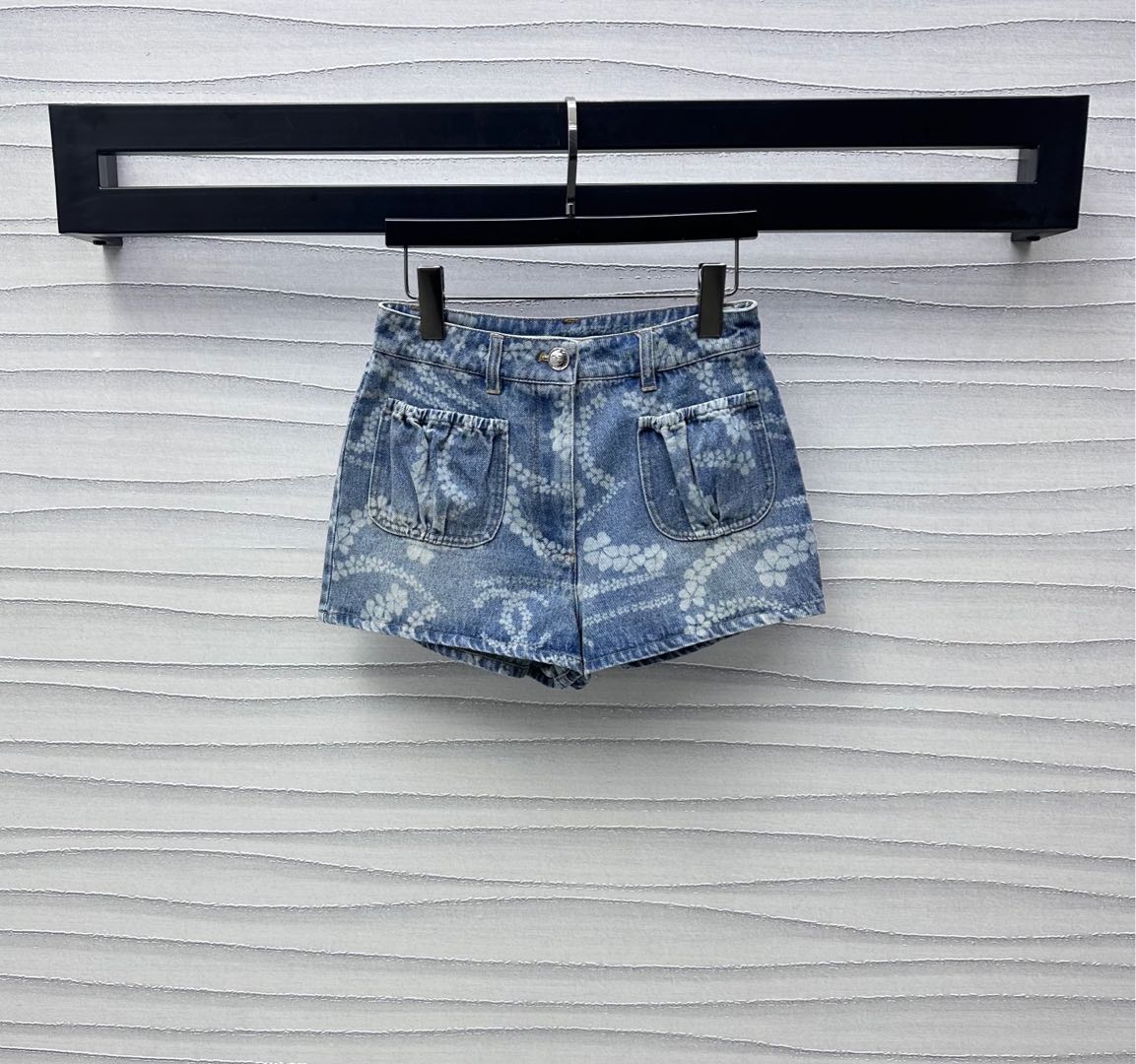 NO:335804,Chane*2025 new product is available for printing denim shorts customized YB imported twill cotton denim material. Multiple washes are crisp and stylish. The basic contour line is combined with elastic elastic band symmetrical pocket decoration to add layering. The whole body is reactive and full of irregular staggered camellia petal prints. The iconic double C letter logo is integrated into it to highlight the brand tone. The surface and auxiliary materials are developed. High-waist button shorts can be tailored with the same series of shirt jackets. It is brilliant and fashionable in complete sets or single wear. High-version 36 38 40,,chanel, shorts, jackets & coats,alexander wang19860909Chane*2025新品上架印花牛仔短裤定制YB进口斜纹棉牛仔材质 多重水洗挺括有型 基础轮廓线配合松紧弹力带对称口袋装饰 增添造型层次感 通体活性满印不规则错落山茶花瓣印花图案 标志性双C字母徽标融入其中 彰显品牌调性 面辅料开发 高腰系扣短裤剪裁 可搭配同系列衬衣外套 成套或单穿都出彩时髦  高版本36 38 40,,chanel,shorts,jackets & coats,alexander wang,Women's clothing