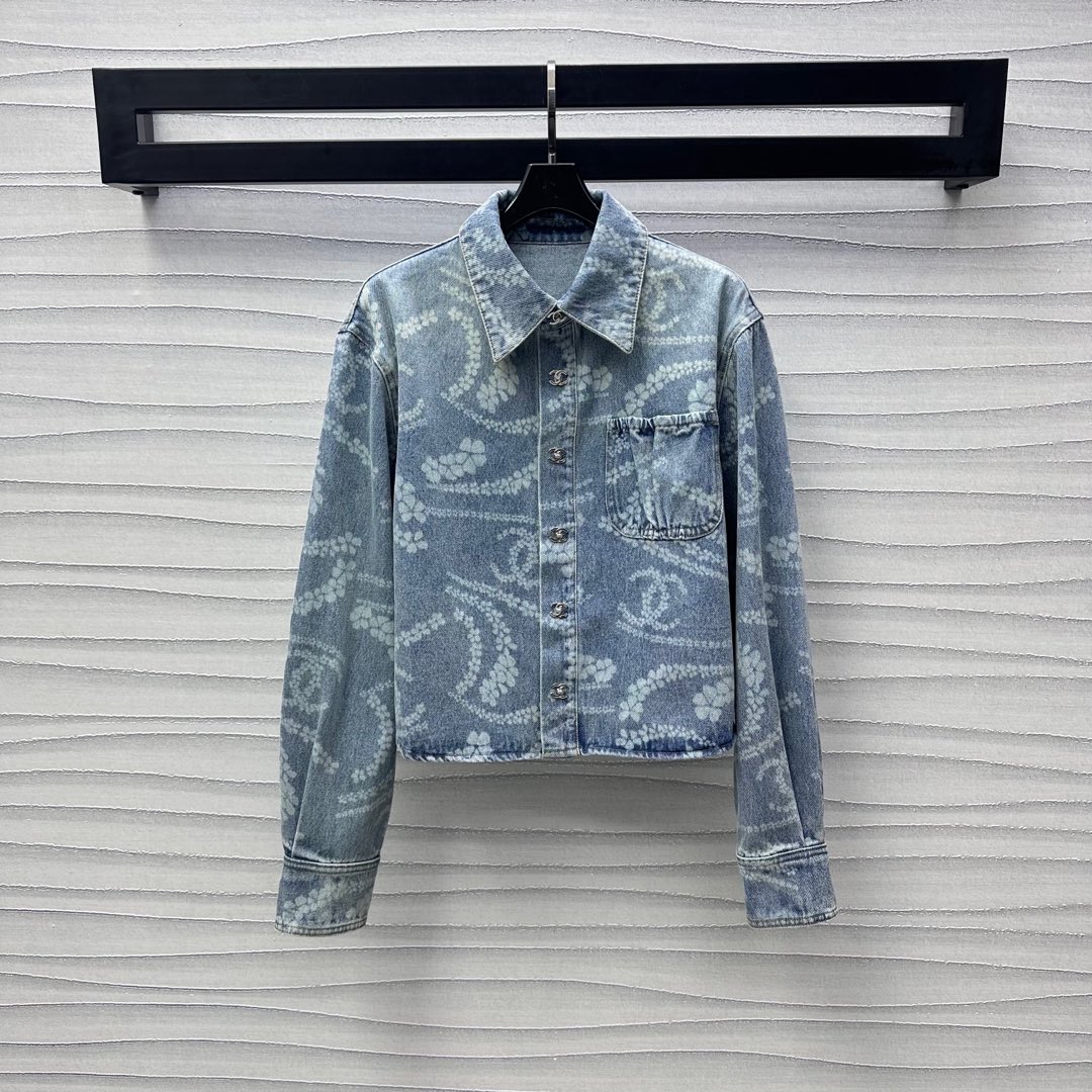 NO:335793,Chane*2025 new product is on the shelves of printed denim shirt jacket customized YB imported twill cotton denim material, multiple washes are crisp and stylish, basic contour line is matched with elastic elastic band pocket decoration on the chest to add layering, full-body active printing is irregular and staggered camellia petal print pattern, the iconic double C letter logo is integrated into it, highlighting the brand tone, surface auxiliary material development, lapel shirt jacket tailoring, can be matched with the same series of long and shorts, complete sets or single wear, outstanding and fashionable, high-end version 36 38 40,,chanel, shorts, jackets & coats,shirts,alexander wang19860909Chane*2025新品上架印花牛仔衬衫外套定制YB进口斜纹棉牛仔材质 多重水洗挺括有型 基础轮廓线配合胸前松紧弹力带口袋装饰 增添造型层次感 通体活性满印不规则错落山茶花瓣印花图案 标志性双C字母徽标融入其中 彰显品牌调性 面辅料开发 翻领衬衣外套剪裁 可搭配同系列长短裤 成套或单穿都出彩时髦  高版本36 38 40,,chanel,shorts,jackets & coats,shirts,alexander wang,Women's clothing