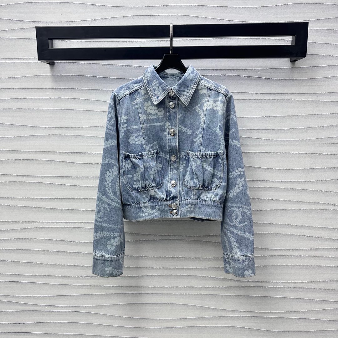 NO:335787,Chane*2025 new product is on the shelves of printed denim jackets custom YB imported twill cotton denim material, multiple washes are crisp and stylish, the basic contour line is combined with elastic elastic bands, symmetrical pocket decoration, add layering, the whole body is active and full of irregular and staggered camellia petal prints, the iconic double C letter logo is integrated into it, highlighting the brand tone, surface auxiliary material development, lapel short jacket jacket tailoring, can be matched with the same series of long and shorts, both sets or single wear, and it is fashionable, high-end version 36 38 40,,chanel, shorts, jackets & coats, jackets & coats, alexander wang19860909Chane*2025新品上架印花牛仔夹克外套定制YB进口斜纹棉牛仔材质 多重水洗挺括有型 基础轮廓线配合松紧弹力带对称口袋装饰 增添造型层次感 通体活性满印不规则错落山茶花瓣印花图案 标志性双C字母徽标融入其中 彰显品牌调性 面辅料开发 翻领短款夹克外套剪裁 可搭配同系列长短裤 成套或单穿都出彩时髦  高版本36 38 40,,chanel,shorts,jackets & coats,jackets & coats,alexander wang,Women's clothing