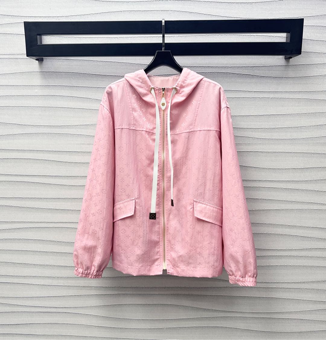 NO:335396,Louis Vuitto*2025 new product launches hooded charge jacket custom YB imported jacquard nylon material, breathable and comfortable, full texture, the whole body is full of signature four-leaf clover letter jacquard logo, highlighting the brand tone, the hat-collar drawstring design is combined with two-way zipper adjustment, adding a sense of styling, facial auxiliary material development, hooded zipper jacket style cut, enhance the fashion of outdoor activities, casual wear, outstanding and fashionable, high-end version,,louis vuitton, jackets & coats, jackets & coats, hats, alexander wang19860909Louis Vuitto*2025新品上架连帽冲锋夹克外套定制YB进口提花尼龙材质 透气舒适 质感十足 通体满印标志性四叶草字母提花徽标 彰显品牌调性 帽领抽绳设计配合双向拉链调节处理 增添造型层次感 面辅料开发 连帽拉链外套版型剪裁 提升户外活动穿搭的时尚度 随意外搭出彩时髦  高版本,,louis vuitton,jackets & coats,jackets & coats,hats,alexander wang,Women's clothing