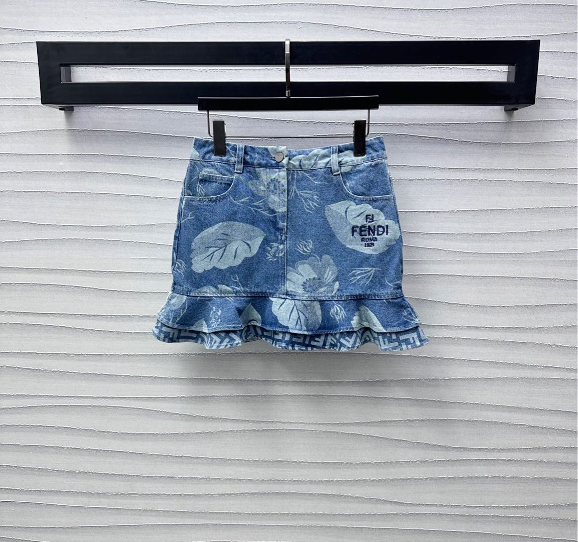 NO:335792,Fend*2025 new product is available for printing denim fishtail skirt custom YB imported twill cotton denim material. Enzyme washes and does not fade easily. The whole body is treated with laser process. The pattern of forest flowers and branches and leaves is presented. With the embroidered logo in the pocket, the brand tone is highlighted. The double-layered pleated fishtail tail design at the hem adds layering and makes it more playful and slender. The surface auxiliary material development. High-waisted button short skirt tailoring. The casual matching top shows a casual and free style. High-version, fendi, skirts, alexander wang19860909Fend*2025新品上架印花牛仔鱼尾半裙定制YB进口斜纹全棉牛仔材质 酵素水洗不易掉色串色 通体饰以激光工艺处理 呈现森系花朵枝叶印花图案 配合口袋处标志性字母刺绣徽标点缀 彰显品牌调性 下摆双层压褶鱼尾裁剪设计 增添造型层次感 更显俏皮纤细 面辅料开发 高腰系扣短裙剪裁 随意搭配上装呈现随性自由的穿搭风格  高版本,,fendi,skirts,alexander wang,Women's clothing