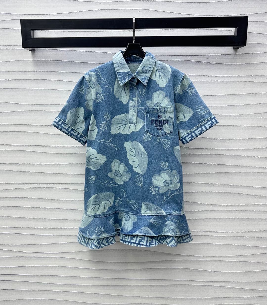 NO:335796,Fend*2025 new product is on the shelves of printed denim dresses, custom YB imported twill cotton denim material, enzyme washes and does not fade easily, the whole body is treated with laser process, presenting the pattern of forest flowers and branches and leaves, and is decorated with iconic letter embroidery logo embellishment on the chest pocket, highlighting the brand tone, double-layered pleated fish tail cutting design at the hem, adding layering to the styling, more playful and slender, surface auxiliary materials development, lapel short-sleeved dress tailing, commuting and date outfits present a casual and free style. High-version, fendi, skirts, T-shirt, alexander wang19860909Fend*2025新品上架印花牛仔连衣裙定制YB进口斜纹全棉牛仔材质 酵素水洗不易掉色串色 通体饰以激光工艺处理 呈现森系花朵枝叶印花图案 配合胸前口袋处标志性字母刺绣徽标点缀 彰显品牌调性 下摆双层压褶鱼尾裁剪设计 增添造型层次感 更显俏皮纤细 面辅料开发 翻领短袖连衣裙剪裁 通勤约会穿搭呈现随性自由的风格  高版本,,fendi,skirts,T-shirt,alexander wang,Women's clothing