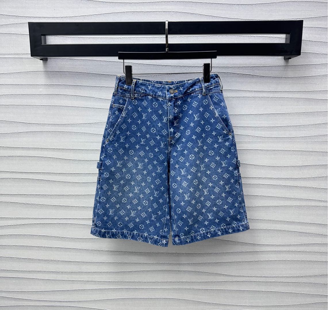 NO:335784,Louis Vuitto* 2025 new product is available on the shelves of laser denim mid-trousers, customized YB imported twill cotton denim material, crisp, comfortable and stylish, multi-enzyme washing, not easy to dye and decolorize, high-waist buckle symmetrical pockets with straight-leg trousers, add layering, the whole body is embellished with the iconic four-leaf clover letter logo, with the waist engraved leather card embellishment, highlight the brand tone, surface auxiliary material development, high-waist buckle mid-trousers cut, can be matched with vest vests in the same series, complete sets of wear and outfits are brilliant and fashionable, series development, high-version,,louis vuitton,alexander wang19860909Louis Vuitto*2025新品上架激光牛仔中裤定制YB进口斜纹棉牛仔材质 挺括舒适有型 多重酵素水洗 不易染色脱色 高腰系扣对称插兜口袋配合裤腿直筒版型设计 增添造型层次感 通体点缀标志性四叶草字母徽标 配合腰间刻印皮牌点缀 彰显品牌调性 面辅料开发 高腰系扣中裤剪裁 可搭配同系列背心马甲 成套穿搭单穿出彩时髦 系列开发  高版本,,louis vuitton,alexander wang,Women's clothing