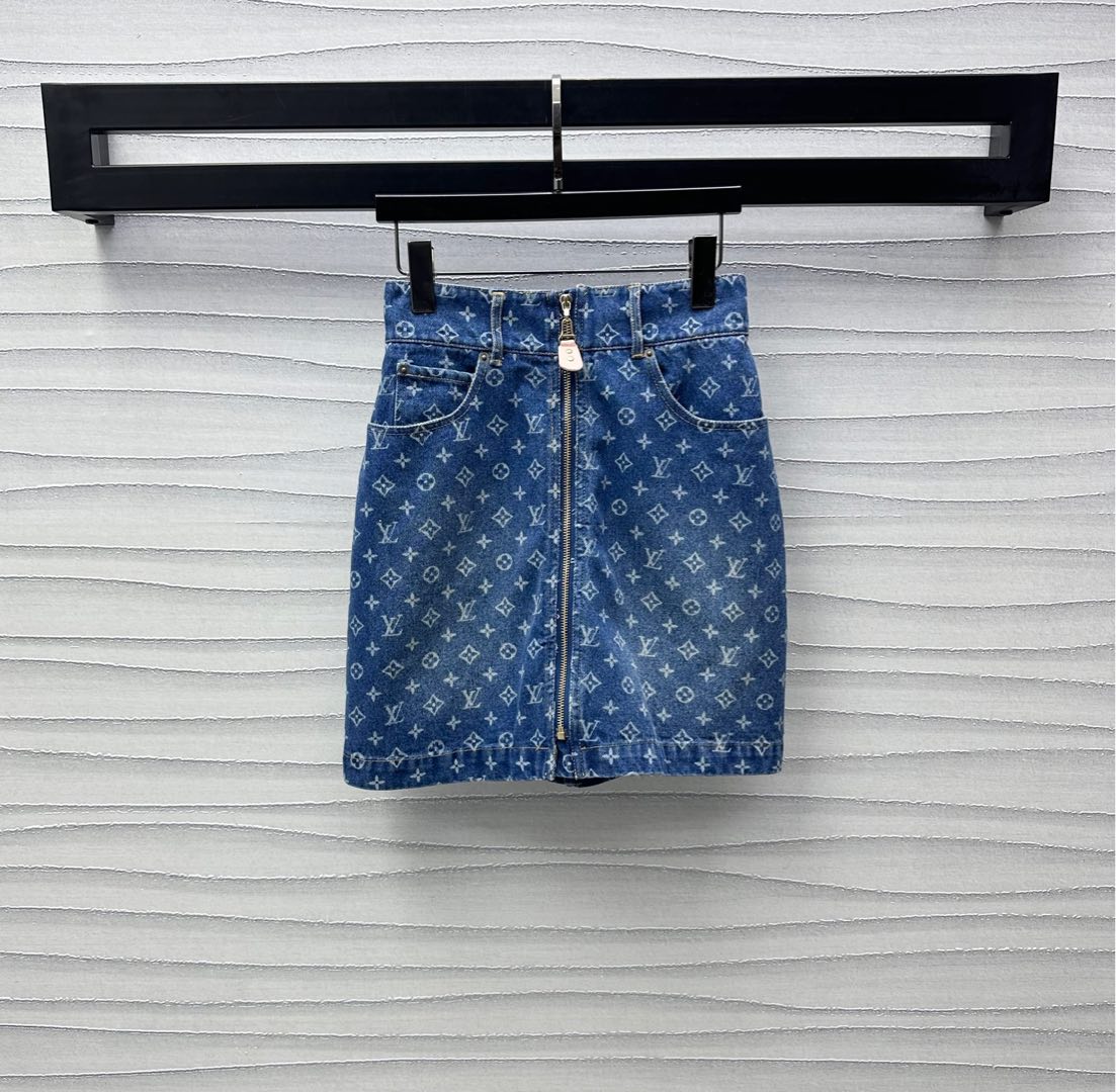 NO:335767,Louis Vuitto*2025 new product launches laser denim skirt custom YB imported twill cotton denim material, crisp, comfortable and stylish, multi-enzyme washing, not easy to dye and decolorize, symmetrical pockets with straight-tube style design, add layered look, the whole body is embellished with the iconic four-leaf clover letter logo, with the waist engraved leather card embellishment, highlight the brand tone, surface auxiliary material development, high waist zipper skirt tailoring, can be matched with vest vests in the same series, complete sets of outfits are colorful and fashionable, series development, high version,,louis vuitton, skirts, alexander wang19860909Louis Vuitto*2025新品上架激光牛仔半裙定制YB进口斜纹棉牛仔材质 挺括舒适有型 多重酵素水洗 不易染色脱色 对称插兜口袋配合直筒版型设计 增添造型层次感 通体点缀标志性四叶草字母徽标 配合腰间刻印皮牌点缀 彰显品牌调性 面辅料开发 高腰拉链半裙剪裁 可搭配同系列背心马甲 成套穿搭单穿出彩时髦 系列开发  高版本,,louis vuitton,skirts,alexander wang,Women's clothing