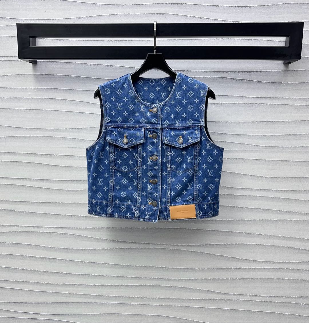 NO:335773,Louis Vuitto* 2025 new product is available on the shelves of laser denim vest custom YB imported twill cotton denim material, crisp, comfortable and stylish, multi-enzyme washing, not easy to dye and decolorize, symmetrical flip pocket on the chest with basic contour design, add layering, the whole body is embellished with the iconic four-leaf clover letter logo, with the embellishment of the waist, highlight the brand tone, surface auxiliary material development, short round neck vest tailoring, can be matched with the same series of skirts and pants, complete sets of wear and outfits are brilliant and fashionable, series development, high version,,louis vuitton, skirts,alexander wang19860909Louis Vuitto*2025新品上架激光牛仔马甲定制YB进口斜纹棉牛仔材质 挺括舒适有型 多重酵素水洗 不易染色脱色 胸前对称翻盖口袋搭配基础轮廓设计 增添造型层次感 通体点缀标志性四叶草字母徽标 配合腰间刻印皮牌点缀 彰显品牌调性 面辅料开发 短款圆领马甲剪裁 可搭配同系列裙裤装 成套穿搭单穿出彩时髦 系列开发  高版本,,louis vuitton,skirts,alexander wang,Women's clothing