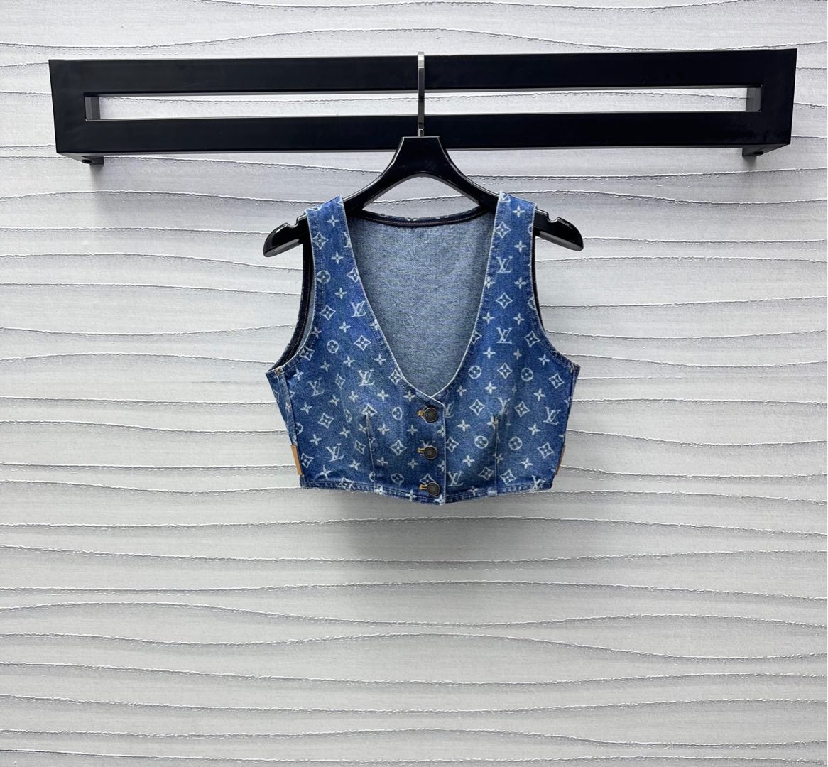 NO:335761,Louis Vuitto*2025 new product is available on the shelves of laser denim waist vest custom YB imported twill cotton denim material, crisp, comfortable and stylish, multi-enzyme washing, not easy to dye and decolorize, open-clad V-neck engraved plaque buckle adjustment and basic contour line, add layering, the whole body embellishes the iconic four-leaf clover letter logo, tightening design with waist leather buckle, highlights the brand tone, surface auxiliary material development, short vest tailoring, can be matched with the same series of skirts and pants, complete sets of wear and outfits, fashionable series development, high-end,,louis vuitton, skirts,alexander wang19860909Louis Vuitto*2025新品上架激光牛仔露腰背心定制YB进口斜纹棉牛仔材质 挺括舒适有型 多重酵素水洗 不易染色脱色 开襟V领刻印襟扣调节搭配基础轮廓线 增添造型层次感 通体点缀标志性四叶草字母徽标 配合腰间皮扣收紧设计 彰显品牌调性 面辅料开发 短款背心剪裁 可搭配同系列裙裤装 成套穿搭单穿出彩时髦 系列开发  高版本,,louis vuitton,skirts,alexander wang,Women's clothing