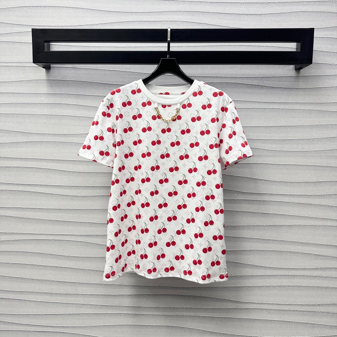 NO:335416,Louis Vuitto*2025 new product is available for active printing cherry customization YB imported cotton material breathable and comfortable, full texture The neckline is decorated with metal letter chains to add layered shapes. Full-body printed four-leaf clover letter logo printed colorful cherry printing elements highlighting the brand tone development of surface accessories Regular short-sleeved T-shirt tailoring Single wear inner wear and stylish High-version 3 colors, louis vuitton, T-shirt,tees, t-shirt,alexander wang19860909Louis Vuitto*2025新品上架活性印花樱桃定制YB进口全棉材质 透气舒适 质感十足 领口饰以金属字母链条点缀装饰 增添造型层次感 通体满印四叶草字母徽标印花彩色樱桃印花元素 彰显品牌调性 面辅料开发 常规短袖T恤剪裁 单穿内搭出彩时髦  高版本3色,,louis vuitton,T-shirt,tees，t-shirt,alexander wang,Women's clothing