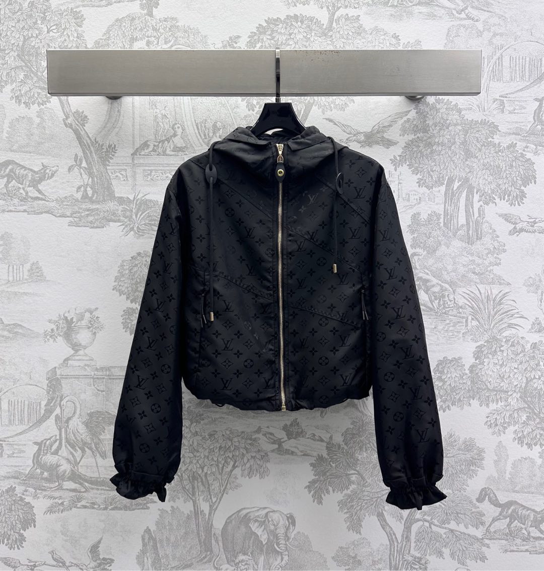 NO:335402,Louis Vuitto*2025 new product launches hooded short jacket custom YB imported jacquard nylon material, breathable and comfortable, full texture, iconic four-leaf clover letters, dark pattern jacquard logo, highlights the brand tone, cuff pleated lace elastic design, lighter and flexible adjustment with hat collar drawstring, adds styling layering, facial auxiliary material development, hooded short jacket style cut, enhances the fashion of outdoor activities, casual wear, outstanding and fashionable, high-end version,,louis vuitton, jackets & coats, jackets & coats, hats, alexander wang19860909Louis Vuitto*2025新品上架连帽短款夹克外套定制YB进口提花尼龙材质 透气舒适 质感十足 通体标志性四叶草字母暗纹提花徽标 彰显品牌调性 袖口压褶花边松紧设计 配合帽领抽绳调节更轻便灵活 增添造型层次感 面辅料开发 连帽短款外套版型剪裁 提升户外活动穿搭的时尚度 随意外搭出彩时髦 高版本,,louis vuitton,jackets & coats,jackets & coats,hats,alexander wang,Women's clothing