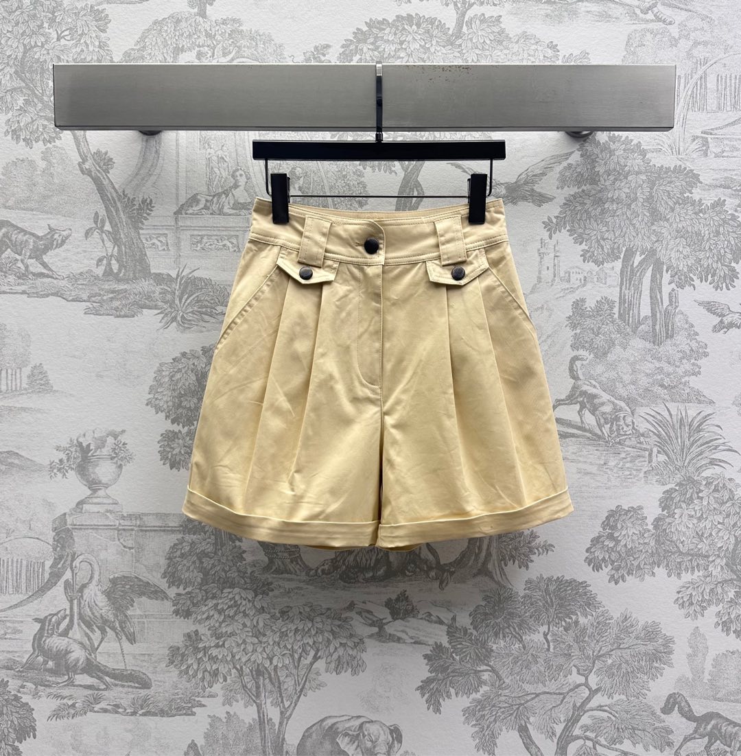 NO:335412,Louis Vuitto*2025 new product launches flap high waist straight shorts customized YB imported twill cotton material, crisp, comfortable and stylish, three-dimensional press-pleated cut to create a fit effect, modify the waist and hips, add a sense of styling, the details of the symmetrical flap buckle echo the rear hip pocket engraved leather buckle embellishment, highlight the brand tone, surface auxiliary material development, high-waist straight shorts cut, commuter casual outfit, high-end fashion, high-end version,,louis vuitton, shorts,alexander wang19860909Louis Vuitto*2025新品上架翻盖高腰直筒短裤定制YB进口斜纹棉材质 挺括舒适有型 立体压褶裁剪打造贴合效果 修饰腰身胯部 增添造型层次感 对称翻盖扣细节呼应后臀口袋刻印皮扣点缀 彰显品牌调性 面辅料开发 高腰直筒短裤剪裁 通勤休闲穿搭高级时髦  高版本,,louis vuitton,shorts,alexander wang,Women's clothing