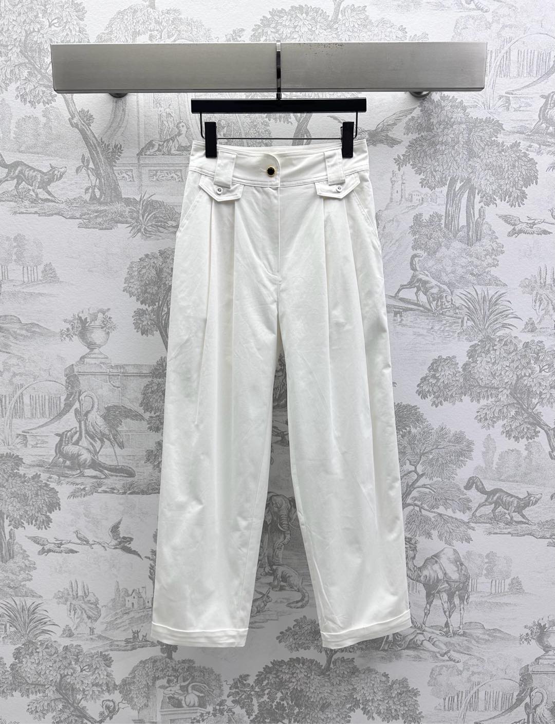 NO:335428,Louis Vuitto*2025 new product launches flap high waist straight trousers customized YB imported twill cotton material, crisp, comfortable and stylish, three-dimensional press-pleated cut to create a fit effect, modify the waist and hips, add a sense of styling, the details of the symmetrical flap buckle echo the rear hip pocket engraved leather buckle embellishment, highlight the brand tone, surface auxiliary material development, high-waist straight trousers tailoring, commuting casual outfit high-end fashion, high-version, louis vuitton, alexander wang19860909Louis Vuitto*2025新品上架翻盖高腰直筒长裤定制YB进口斜纹棉材质 挺括舒适有型 立体压褶裁剪打造贴合效果 修饰腰身胯部 增添造型层次感 对称翻盖扣细节呼应后臀口袋刻印皮扣点缀 彰显品牌调性 面辅料开发 高腰直筒长裤剪裁 通勤休闲穿搭高级时髦  高版本,,louis vuitton,alexander wang,Women's clothing