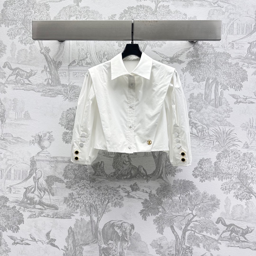 NO:335413,Louis Vuitto*2025 new product launches short plaque button mid-sleeved shirt customized YB imported twill cotton material, comfortable and stylish, lapel button adjustment, matching shoulder side oblique cut pleated cut design, adding layered look, short straight-tube style easily divides line proportions, sleeve side embellishment asymmetric plaque button echoes the waist side printed letter logo, highlighting the brand tone, surface auxiliary material development Lapel mid-sleeved shirt cut can be matched with long and shorts in the same series, commuting and date sets are casually relaxed and fashionable, high-end version, louis vuitton, shorts, shirts, alexander wang19860909Louis Vuitto*2025新品上架短款襟扣中袖衬衣定制YB进口斜纹全棉材质 垂顺舒适有型 沿用翻领开襟纽扣调节处理 配合肩侧斜裁压褶裁剪设计 增添造型层次感 短款直筒版型轻松划分线条比例 袖侧点缀不对称襟扣呼应腰侧印刻字母徽标 彰显品牌调性 面辅料开发 翻领中袖衬衫剪裁 可搭配同系列长短裤 通勤约会成套穿搭随意松弛时髦 高版本,,louis vuitton,shorts,shirts,alexander wang,Women's clothing