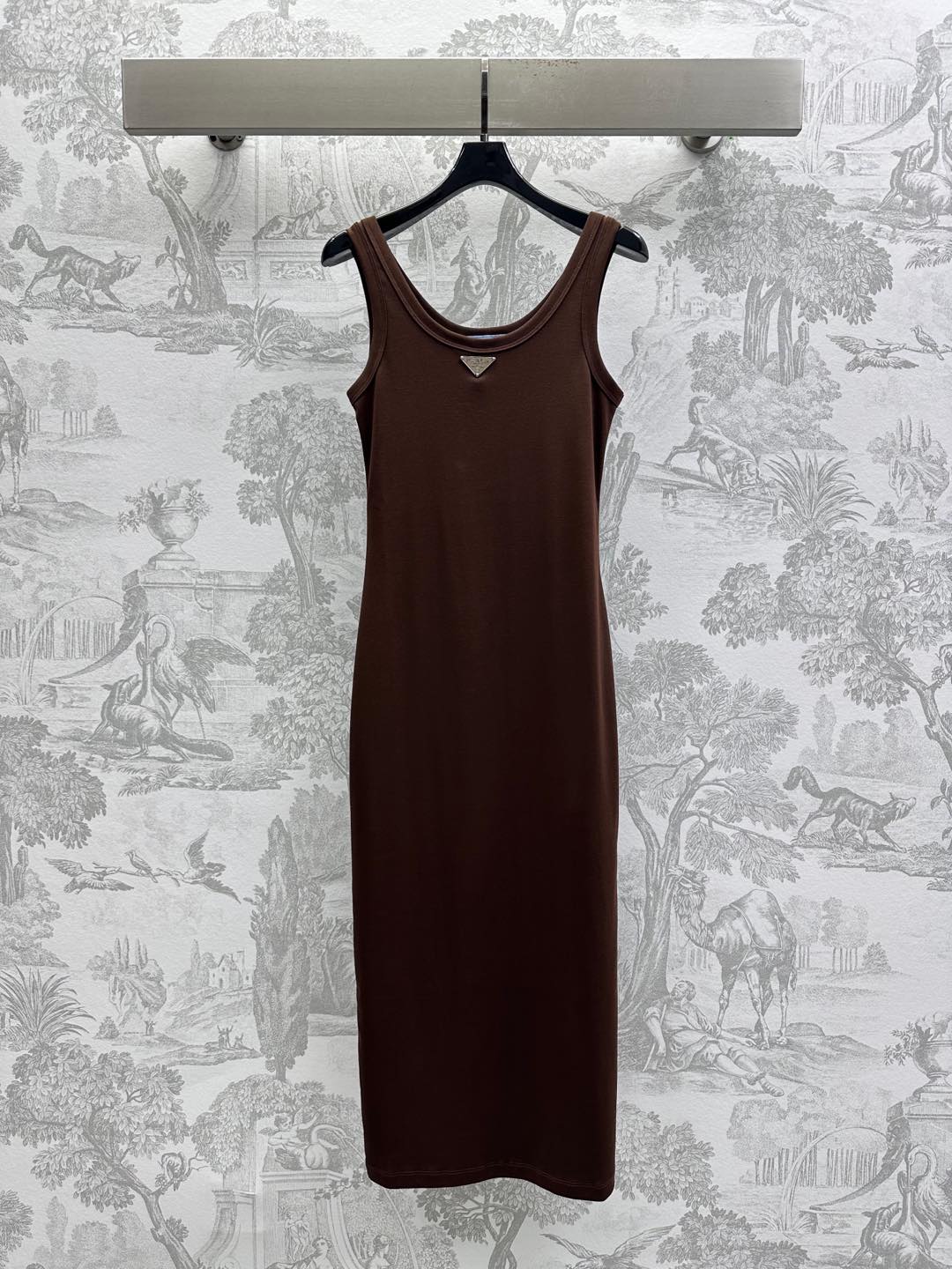 NO:335760,Prad*2025 new product is on the shelves of the logo vest long skirt, custom YB imported twill cotton material, comfortable and stylish, the chest is decorated with an iconic triangle logo, highlighting the brand tone, the whole body is covered with edge details, adds a sense of styling, shows the temperament and retro style, the upper body adds an elegant atmosphere, the upper body is developed, the sleeveless dress is tailored, the upper body is inclusive of the waistline, the full sense of exquisite and fashionable, suitable for the four seasons of date and commuting, high-end 5 colors,,prada, skirts,alexander wang19860909Prad*2025新品上架徽标背心长裙定制YB进口斜纹棉材质 舒适有型 胸前饰以标志性三角徽标点缀装饰 彰显品牌调性 通体同色系包边细节处理 增添造型层次感 展现气质复古风格 上身增添优雅气息 面辅料开发 无袖连衣裙剪裁 上身包容腰身线条 尽显精致洋气感 约会通勤四季适配穿搭  高版本5色,,prada,skirts,alexander wang,Women's clothing