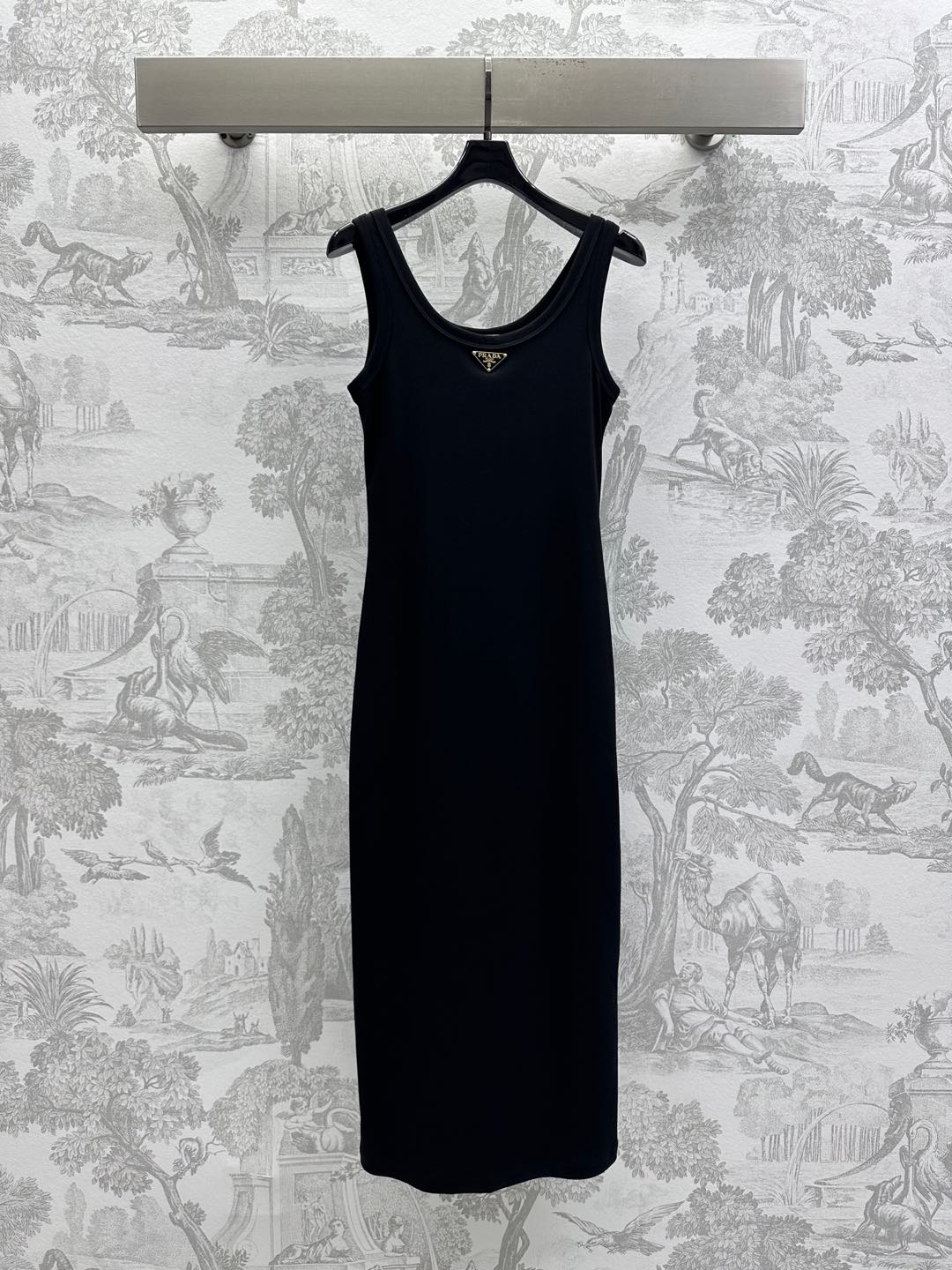 NO:335778,Prad*2025 new product is on the shelves of the logo vest long skirt, custom YB imported twill cotton material, comfortable and stylish, the chest is decorated with an iconic triangle logo, highlighting the brand tone, the whole body is covered with edge details, add layering, show the temperament and retro style, add elegance to the upper body, develop accessories, sleeveless dress tailoring, the upper body is inclusive of waist lines, showing exquisite and fashionable, suitable for date and commuting, high-end 5 colors,,prada, skirts,alexander wang19860909Prad*2025新品上架徽标背心长裙定制YB进口斜纹棉材质 舒适有型 胸前饰以标志性三角徽标点缀装饰 彰显品牌调性 通体同色系包边细节处理 增添造型层次感 展现气质复古风格 上身增添优雅气息 面辅料开发 无袖连衣裙剪裁 上身包容腰身线条 尽显精致洋气感 约会通勤四季适配穿搭  高版本5色,,prada,skirts,alexander wang,Women's clothing