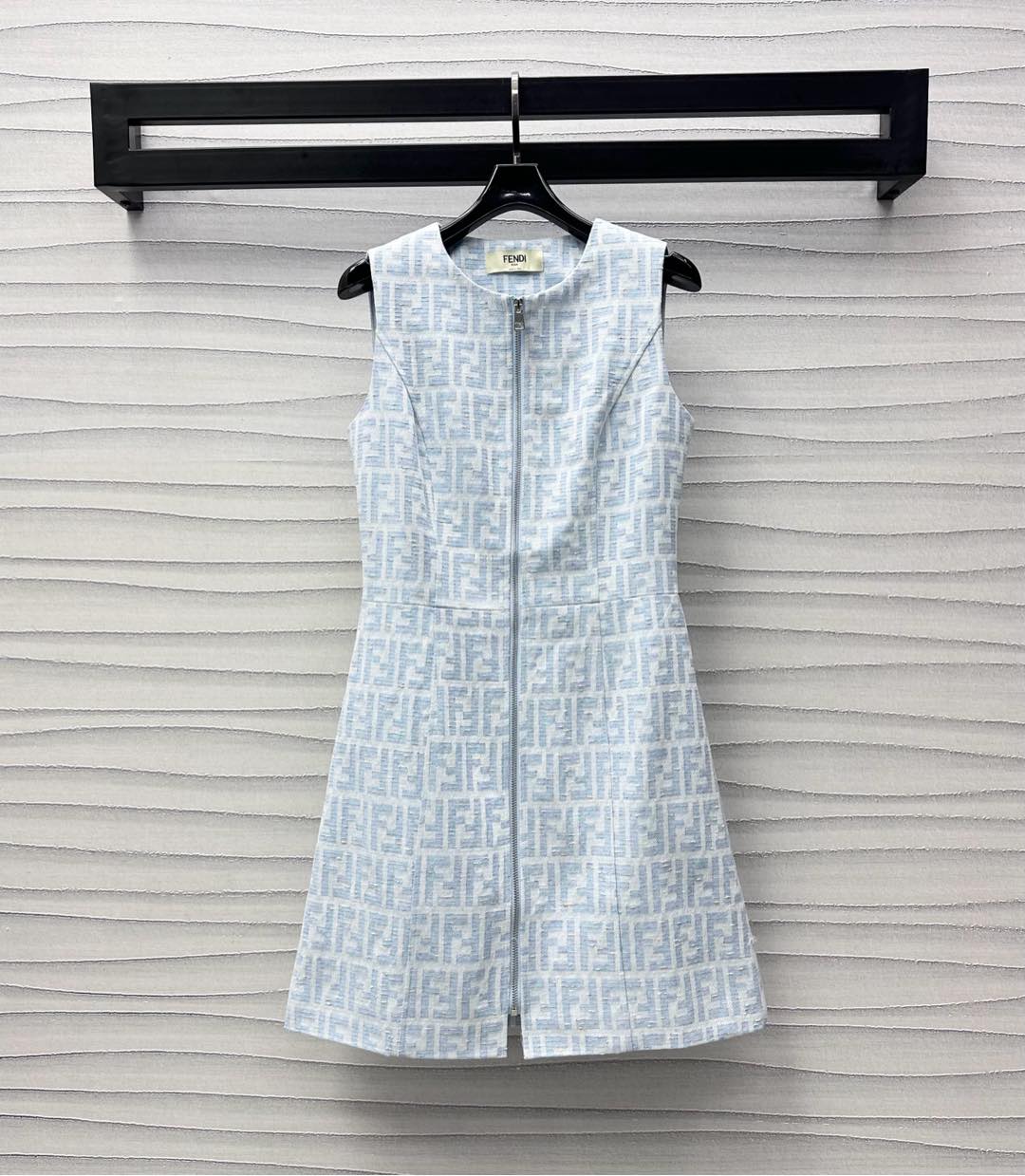 NO:410064,Fend*2025 new product is on the shelves of the jacquard denim vest skirt custom YB imported jacquard denim material, crisp and stylish, full of quality, full of printed iconic double F letter jacquard logo, highlighting the brand tone, the plaid zipper adjustment design is combined with the embossed leather logo at the waist, adding layered look, facial accessories development, sleeveless dress tailoring, commuting and date outfit perfectly interprets the elegant and rich feeling, high-end version, fendi, skirts, alexander wang19860909Fend*2025新品上架提花牛仔背心裙定制YB进口提花牛仔材质 挺括有型 品相十足 通体满印标志性双F字母提花徽标 彰显品牌调性 开襟拉链调节设计配合腰间刻印皮标点缀装饰 增添造型层次感 面辅料开发 无袖连衣裙剪裁 通勤约会穿搭完美演绎优雅千金感  高版本,,fendi,skirts,alexander wang,Women's clothing