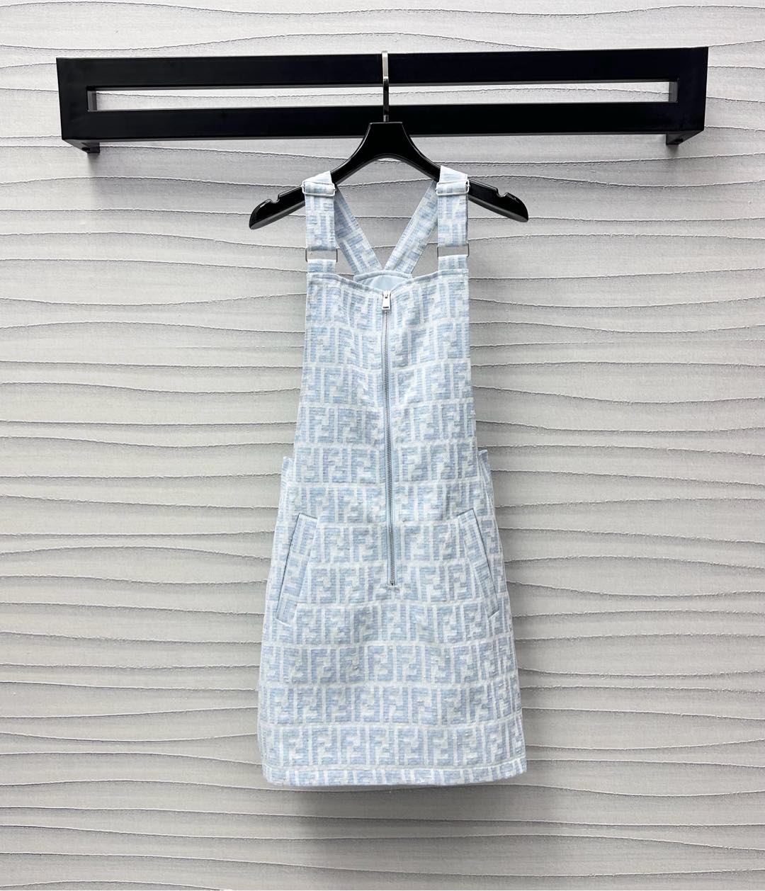 NO:410076,Fend*2025 new product is on the shelves of the jacquard denim strap skirt custom YB imported jacquard denim material, crisp and stylish, full of quality, full of printed iconic double F letter jacquard logo, highlighting the brand tone, half-clad zipper adjustment design with back engraved leather logo embellishment decoration, add layered look, surface auxiliary material development, strap dress tailoring, commuting and dating single layering, fashionable and gentle, high-version, fendi, skirts, alexander wang19860909Fend*2025新品上架提花牛仔背带裙定制YB进口提花牛仔材质 挺括有型 品相十足 通体满印标志性双F字母提花徽标 彰显品牌调性 半开襟拉链调节设计配合后背刻印皮标点缀装饰 增添造型层次感 面辅料开发 背带连衣裙剪裁 通勤约会单穿叠穿时髦温柔  高版本,,fendi,skirts,alexander wang,Women's clothing