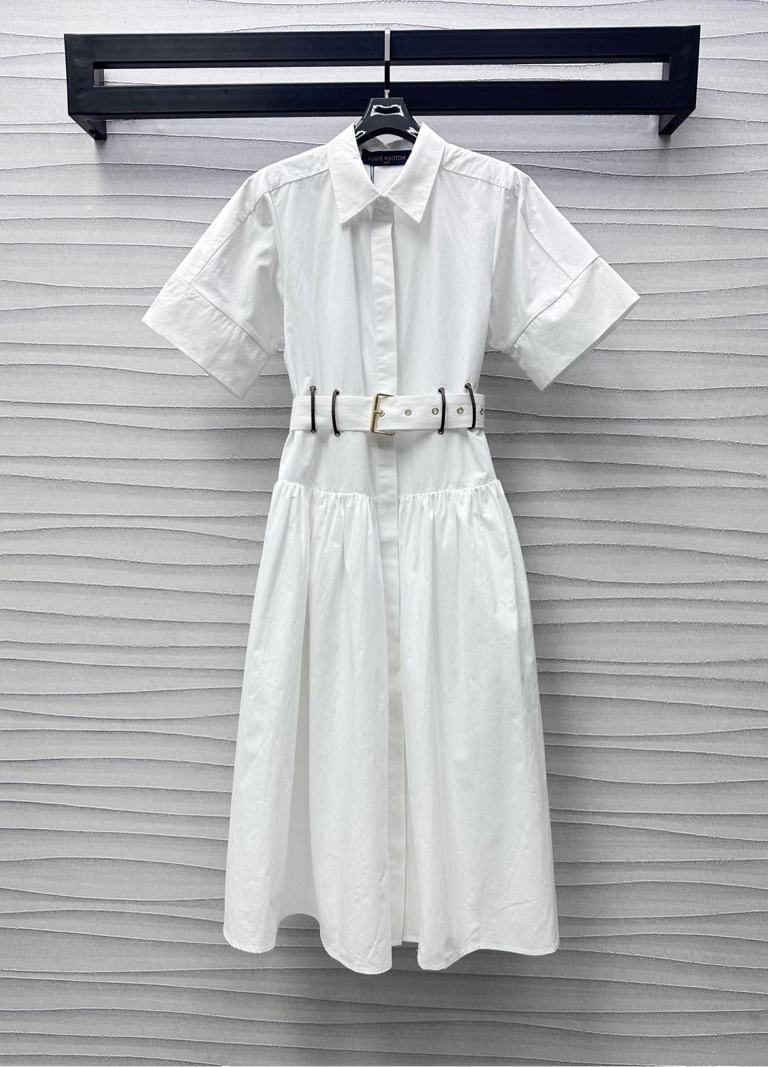 NO:410073,Louis Vuitto*2025 new product lapel belt dress customized with custom YB imported twill cotton material, comfortable, hanging and stylish, use hidden button placket adjustment treatment, outline the body with perforated waist belt, highlight the brand tone, pleated skirt design below the lower waist and hips, add layered styling, surface auxiliary materials development, short wide-sleeved dress tailoring, create a casual and relaxed high-end outfit, meet various needs for commuting and dates, high-version 2 colors,,louis vuitton, skirts, alexander wang19860909Louis Vuitto*2025新品上架翻领腰带连衣裙定制YB进口斜纹全棉材质 舒适垂顺有型 沿用隐藏式纽扣开襟调节处理 配合腰间本布腰带穿孔勾勒身形 彰显品牌调性 低腰胯部以下褶皱压褶裙摆设计 增添造型层次感 面辅料开发 短阔袖连衣裙剪裁 打造休闲松弛感满分的高级感穿搭 满足通勤约会多种需求  高版本2色,,louis vuitton,skirts,alexander wang,Women's clothing