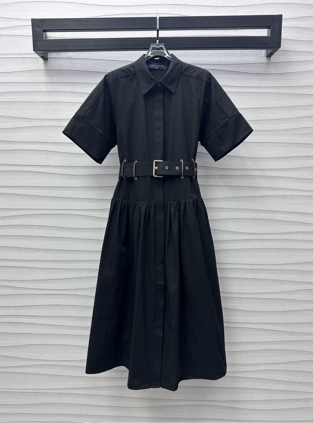 NO:410083,Louis Vuitto*2025 new product lapel belt dress customized with custom YB imported twill cotton material, comfortable, hanging and stylish, use hidden button placket adjustment treatment, outline the body with perforated waist belt, highlight the brand tone, pleated skirt design below the lower waist and hips, add layered look, surface auxiliary material development, short wide-sleeved dress tailoring, create a casual and relaxed high-end outfit, meet various needs for commuting and dates, high-end version 2 colors,,louis vuitton, skirts, alexander wang19860909Louis Vuitto*2025新品上架翻领腰带连衣裙定制YB进口斜纹全棉材质 舒适垂顺有型 沿用隐藏式纽扣开襟调节处理 配合腰间本布腰带穿孔勾勒身形 彰显品牌调性 低腰胯部以下褶皱压褶裙摆设计 增添造型层次感 面辅料开发 短阔袖连衣裙剪裁 打造休闲松弛感满分的高级感穿搭 满足通勤约会多种需求  高版本2色,,louis vuitton,skirts,alexander wang,Women's clothing