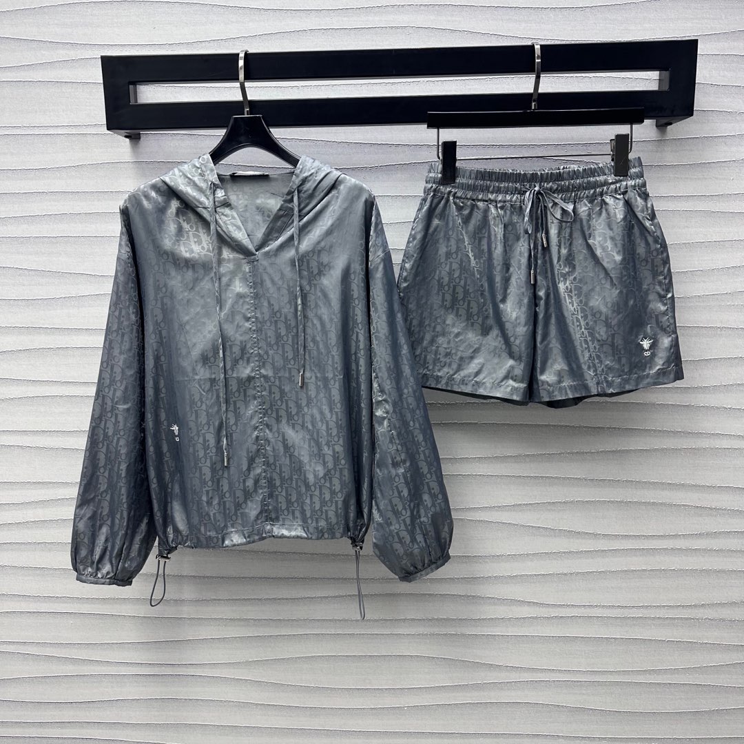 NO:410044,Dio*2025 new product hooded sunscreen sweatshirt shorts set customized YB imported sunscreen jacquard material lightweight breathable and comfortable all-in-one printed iconic letters dark pattern jacquard logo highlights the brand tone. Combined with the collar hem drawstring adjustment design to add styling layering, rich visual effects, show the casual and fashionable feeling of workwear, surface accessories development, hooded pullover with the same series of shorts, details echo up and down, complete sets of fashionable and fashionable, high version 2 colors,,dior,hoodie,sweatshirts, shorts,hats,alexander wang19860909Dio*2025新品上架连帽防晒卫衣短裤套装定制YB进口防晒提花材质 轻薄透气舒适 通体满印标志性字母暗纹提花徽标 彰显品牌调性 配合领边下摆抽绳调节设计 增添造型层次感 丰富视觉效果 展现工装休闲时尚感 面辅料开发 连帽套头衫搭配同系列短裤 细节上下呼应 成套穿搭时髦洋气 高版本2色,,dior,hoodie,sweatshirts,shorts,hats,alexander wang,Women's clothing