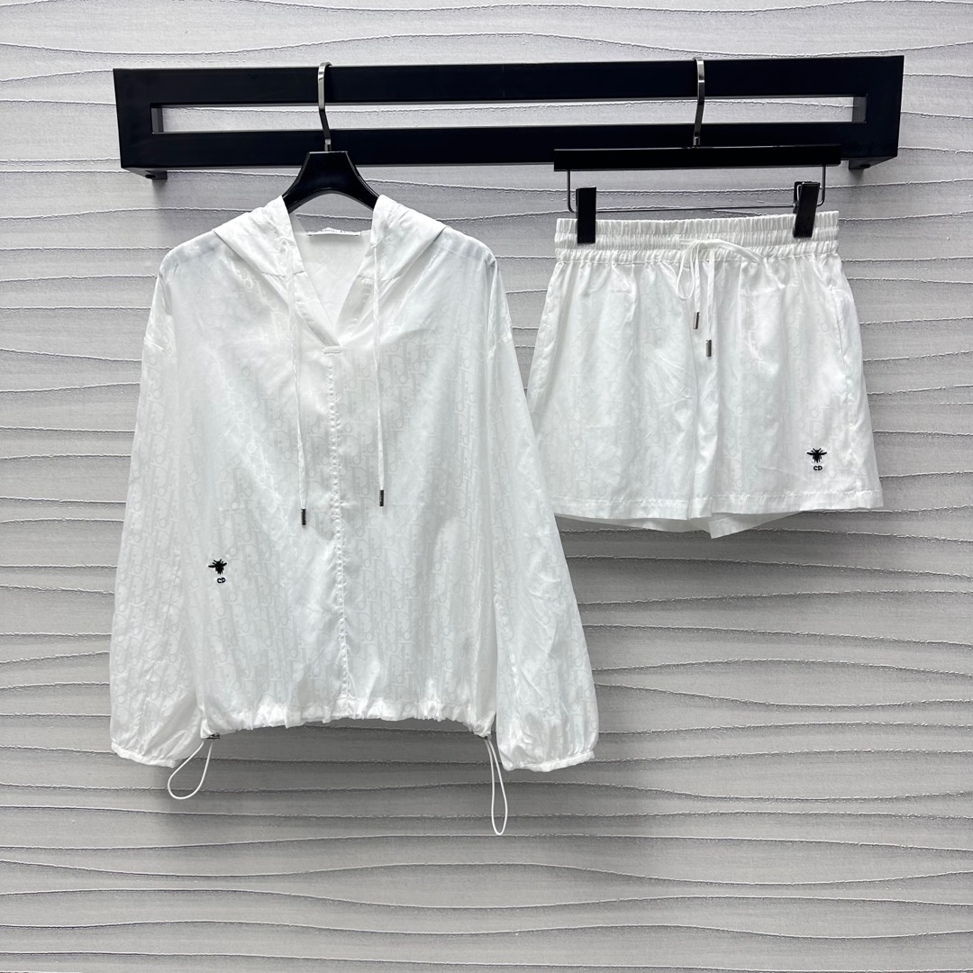 NO:410054,Dio*2025 new product hooded sunscreen sweatshirt shorts set customized YB imported sunscreen jacquard material lightweight breathable and comfortable all-in-one printed iconic letters dark pattern jacquard logo highlights the brand tone. Combined with the collar hem drawstring adjustment design to add styling layering, rich visual effects, show the casual and fashionable feeling of workwear, surface accessories development, hooded pullover with the same series of shorts, details echo up and down, complete sets of fashionable and fashionable, high version 2 colors,,dior,hoodie,sweatshirts, shorts,hats,alexander wang19860909Dio*2025新品上架连帽防晒卫衣短裤套装定制YB进口防晒提花材质 轻薄透气舒适 通体满印标志性字母暗纹提花徽标 彰显品牌调性 配合领边下摆抽绳调节设计 增添造型层次感 丰富视觉效果 展现工装休闲时尚感 面辅料开发 连帽套头衫搭配同系列短裤 细节上下呼应 成套穿搭时髦洋气 高版本2色,,dior,hoodie,sweatshirts,shorts,hats,alexander wang,Women's clothing