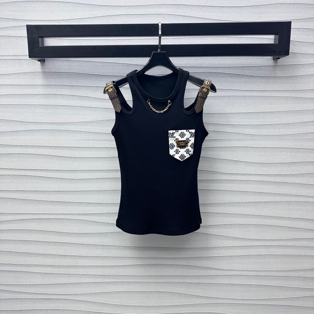 NO:410117,Louis Vuitto*2025 new product is available in the pocket chain vest. Customized YB imported native cotton material, breathable and comfortable, full texture. The neckline is decorated with metal letter chains to add layering. The chest is spliced ​​with old-fashioned denim pocket design. The engraved metal logo embellishes to highlight the brand tone. The iconic leather buckle shoulder strap adjustment highlights the high-end style. The surface auxiliary material development. Slim vest tailoring. The inner wear is brilliant and fashionable. High version 2 colors., louis vuitton, alexander wang19860909Louis Vuitto*2025新品上架口袋链条背心 定制YB进口原生全棉材质 透气舒适 质感十足 领口饰以金属字母链条装饰 增添造型层次感 胸前拼接老花牛仔口袋设计 刻印金属徽标点缀之上 彰显品牌调性 标志性皮扣肩带调节处理 凸显高级格调 面辅料开发 修身背心剪裁 单穿内搭出彩时髦  高版本2色,,louis vuitton,alexander wang,Women's clothing