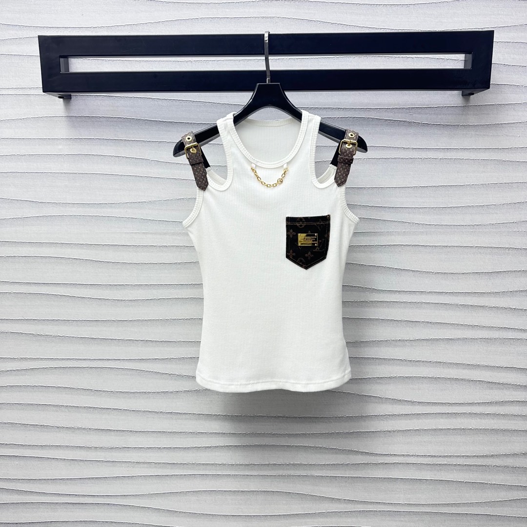 NO:410108,Louis Vuitto*2025 new product is available in the pocket chain vest. Customized YB imported native cotton material, breathable and comfortable, full texture. The neckline is decorated with metal letter chains to add layering. The chest is spliced ​​with old-fashioned denim pocket design. The engraved metal logo embellishes to highlight the brand tone. The iconic leather buckle shoulder strap adjustment highlights the high-end style. The surface auxiliary material development. Slim vest tailoring. The inner wear is brilliant and fashionable. High version 2 colors., louis vuitton, alexander wang19860909Louis Vuitto*2025新品上架口袋链条背心 定制YB进口原生全棉材质 透气舒适 质感十足 领口饰以金属字母链条装饰 增添造型层次感 胸前拼接老花牛仔口袋设计 刻印金属徽标点缀之上 彰显品牌调性 标志性皮扣肩带调节处理 凸显高级格调 面辅料开发 修身背心剪裁 单穿内搭出彩时髦  高版本2色,,louis vuitton,alexander wang,Women's clothing