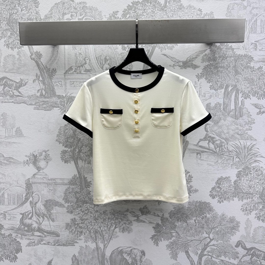 NO:411296,Celin*2025 new product placket buckle short sleeve custom YB imported native cotton material breathable and comfortable, full texture, white base, black collar contrast design, add layered shape, symmetrical pockets and metal placket embellishment decoration, highlight the brand tone, surface auxiliary material development, round neck short sleeve T-shirt tailoring, casually matched with pants and skirts, showing high-end lazy, beautiful and casual outfit, single wear, brilliant and fashionable inner wear, high-end version,,celine, skirts, T-shirt,tees, t-shirt,alexander wang19860909Celin*2025新品上架襟扣短袖定制YB进口原生全棉材质 透气舒适 质感十足 通体白色打底 配合黑色领边撞色设计 增添造型层次感 对称口袋配合金属襟扣点缀装饰 彰显品牌调性 面辅料开发 圆领短袖T恤剪裁 随意搭配裤裙装上身呈现高级慵懒 穿搭美高休闲感 单穿内搭出彩时髦  高版本,,celine,skirts,T-shirt,tees，t-shirt,alexander wang,Women's clothing