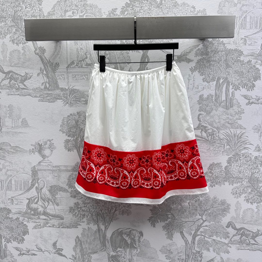 NO:411262,Miumi*2025 new product is available for printing pleated skirt custom YB imported mercerized cotton material, comfortable and delicate luster, voxel color base spliced ​​with red printed base edge, highlighting the brand tone, presenting a full ethnic and exotic style, pleated skirt cutting design, adding layered look, more inclusive and slimming, surface auxiliary material development, pleated mid-length skirt tailoring, can be matched with the same series of strapless tops, complete sets of outfits to show more relaxed holiday temperament, high-end version,,miumiu, skirts,alexander wang19860909Miumi*2025新品上架印花压褶半裙定制YB进口丝光棉材质 舒适细腻光泽 通体素色打底拼接红色印花底边 彰显品牌调性 呈现满满民族异域风格 压褶裙摆裁剪设计 增添造型层次感 更为包容显瘦 面辅料开发 压褶中长半裙剪裁 可搭配同系列抹胸上衣 成套穿搭更显度假松弛气质   高版本,,miumiu,skirts,alexander wang,Women's clothing