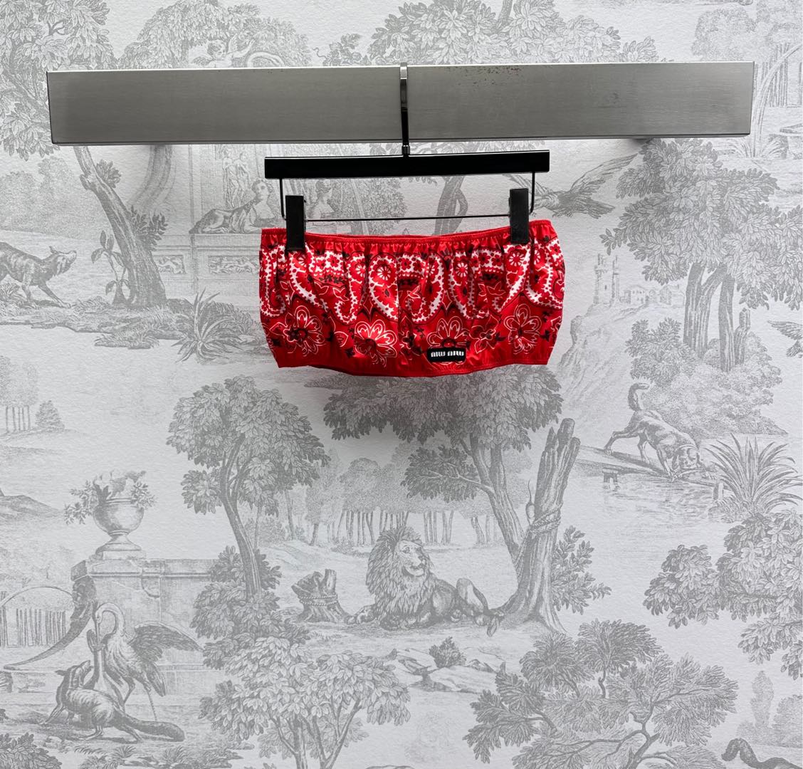 NO:411274,Miumi*2025 new product is on the shelves of printed one-piece straps customized YB imported mercerated cotton material, comfortable and delicate luster, red base embellished with printed patterns, adding layered style, full of ethnic and exotic style, embellished with the hem, embellishing the iconic letter logo, highlighting the brand tone, surface auxiliary material development, short strap top cut, can be matched with the same series of skirts, complete sets of outfits to show more relaxed holiday temperament, high-end version,,miumiu, skirts,alexander wang19860909Miumi*2025新品上架印花一片式抹胸定制YB进口丝光棉材质 舒适细腻光泽 通体红色打底点缀印花图案 增添造型层次感 呈现满满民族异域风格 配合下摆点缀标志性字母徽标 彰显品牌调性 面辅料开发 短款抹胸上衣剪裁 可搭配同系列半裙 成套穿搭更显度假松弛气质   高版本,,miumiu,skirts,alexander wang,Women's clothing