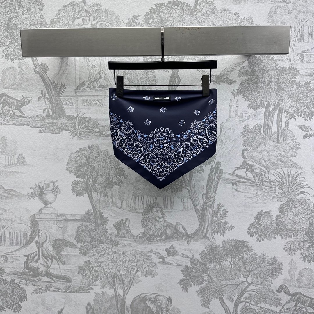 NO:411314,Miumi*2025 new product is on the shelves of printed one-piece straps customized YB imported mercerized cotton material, comfortable and delicate luster, voxel color base embellishment printing pattern, highlighting the brand tone, presenting a full ethnic and exotic style, with one-piece strap adjustment design, adding a sense of styling, surface auxiliary material development, short strap top cut, can be matched with skirts in the same series, complete sets of outfits show more vacation relaxed temperament High-version, miumiu, skirts, alexander wang19860909Miumi*2025新品上架印花一片式抹胸定制YB进口丝光棉材质 舒适细腻光泽 通体素色打底点缀印花图案 彰显品牌调性 呈现满满民族异域风格 配合一片式绑带调节设计 增添造型层次感 面辅料开发 短款抹胸上衣剪裁 可搭配同系列半裙 成套穿搭更显度假松弛气质   高版本,,miumiu,skirts,alexander wang,Women's clothing