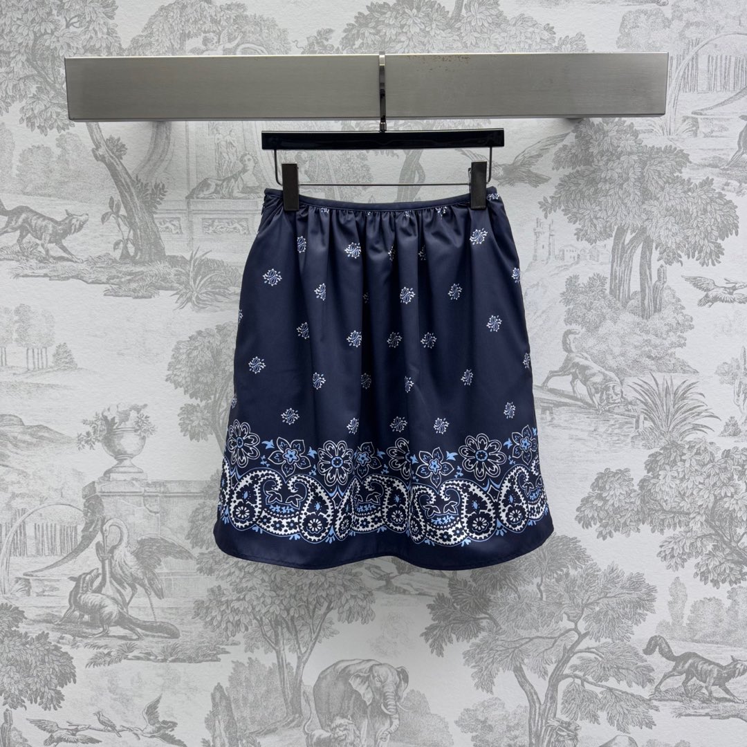 NO:411307,Miumi*2025 new product is available for printing pleated skirts customized with YB imported mercerized cotton material, comfortable and delicate luster, voxel color base embellishment printing pattern, highlighting the brand tone, presenting a full ethnic and exotic style, pleated skirt cutting design, adding layered look, more inclusive and slimming, surface auxiliary materials development, pleated mid-length skirt tailoring, can be matched with the same series of strapless tops, complete sets of outfits to make the holiday relaxed temperament, high-end version,,miumiu, skirts,alexander wang19860909Miumi*2025新品上架印花压褶半裙定制YB进口丝光棉材质 舒适细腻光泽 通体素色打底点缀印花图案 彰显品牌调性 呈现满满民族异域风格 压褶裙摆裁剪设计 增添造型层次感 更为包容显瘦 面辅料开发 压褶中长半裙剪裁 可搭配同系列抹胸上衣 成套穿搭更显度假松弛气质   高版本,,miumiu,skirts,alexander wang,Women's clothing