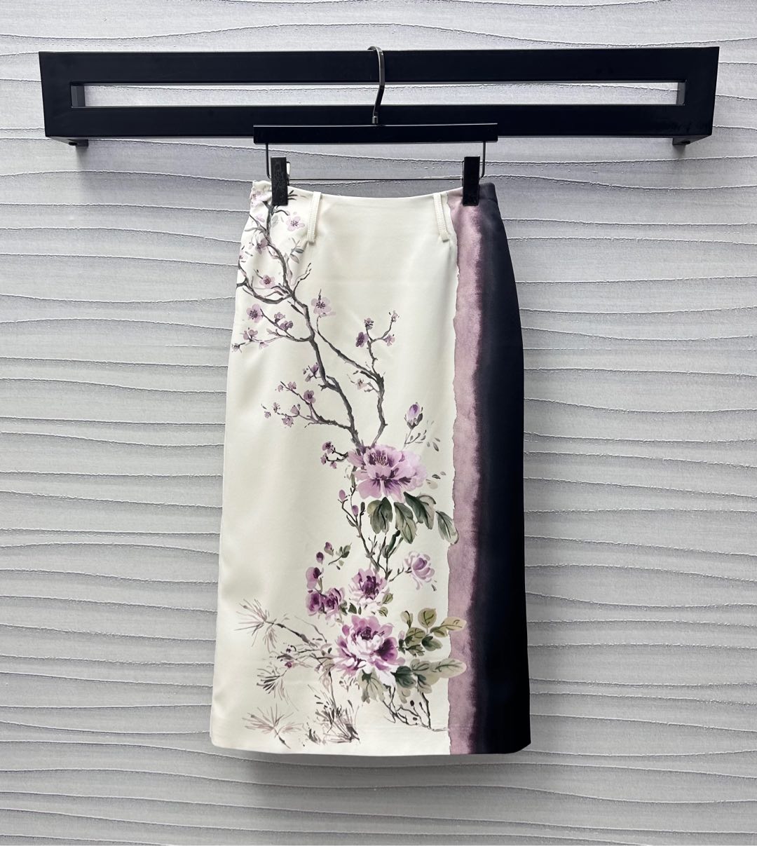 NO:411235,Dio*2025 new product is available for straight printed skirts, customized YB imported twill thick material, texture is shiny, draped and stylish, decorated with flower branches and leaves pattern elements, highlighting the brand tone, one-piece front slit design, add layered style, presenting the refreshing and elegant atmosphere of summer, use cutting details to improve the exquisiteness, easily divide the upper and lower proportions, development of surface accessories, high-waist straight skirt tailoring, simple and atmospheric, commuting and vacation outfits high-end and fashionable, high-end version,,dior, skirts,alexander wang19860909Dio*2025新品上架直筒印花半裙定制YB进口斜纹稠材质 质感光泽 垂顺有型 饰以花朵枝叶图案元素 彰显品牌调性 一片式前遮开衩设计 增添造型层次感 呈现夏日的清爽文雅气息 沿用裁剪细节提升精致度 轻松划分上下比例 面辅料开发 高腰直筒半裙剪裁 简约大气 通勤度假穿搭高级时髦 高版本,,dior,skirts,alexander wang,Women's clothing