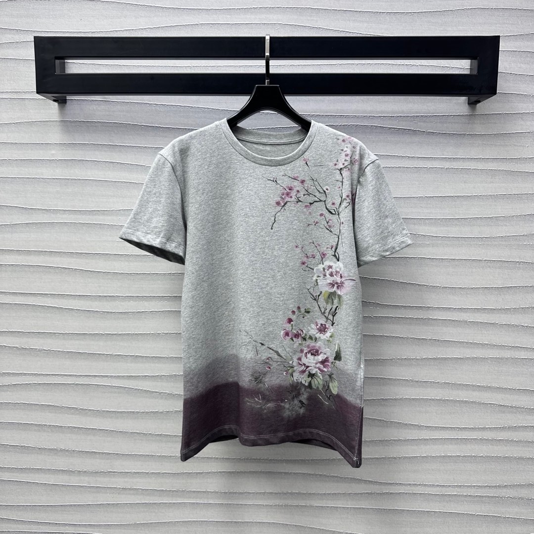 NO:411248,Dio*2025 new product is on the shelves of round neck prints and customized YB imported cotton material, breathable and comfortable, full texture, decorated with natural style printed patterns of flowers, branches and leaves, highlighting the brand tone, creating a unique style that is casual and casual. Facial accessories development. Regular round neck short-sleeved T-shirt tailoring. Single wear inner wear is brilliant and fashionable. High-version,,dior,T-shirt,tees,t-shirt,alexander wang19860909Dio*2025新品上架圆领印花定制YB进口全棉材质 透气舒适 质感十足 饰以花朵枝叶自然风格印花图案 彰显品牌调性 打造仙气中不失休闲的个性风格 面辅料开发 常规圆领短袖T恤剪裁 单穿内搭出彩时髦  高版本,,dior,T-shirt,tees，t-shirt,alexander wang,Women's clothing