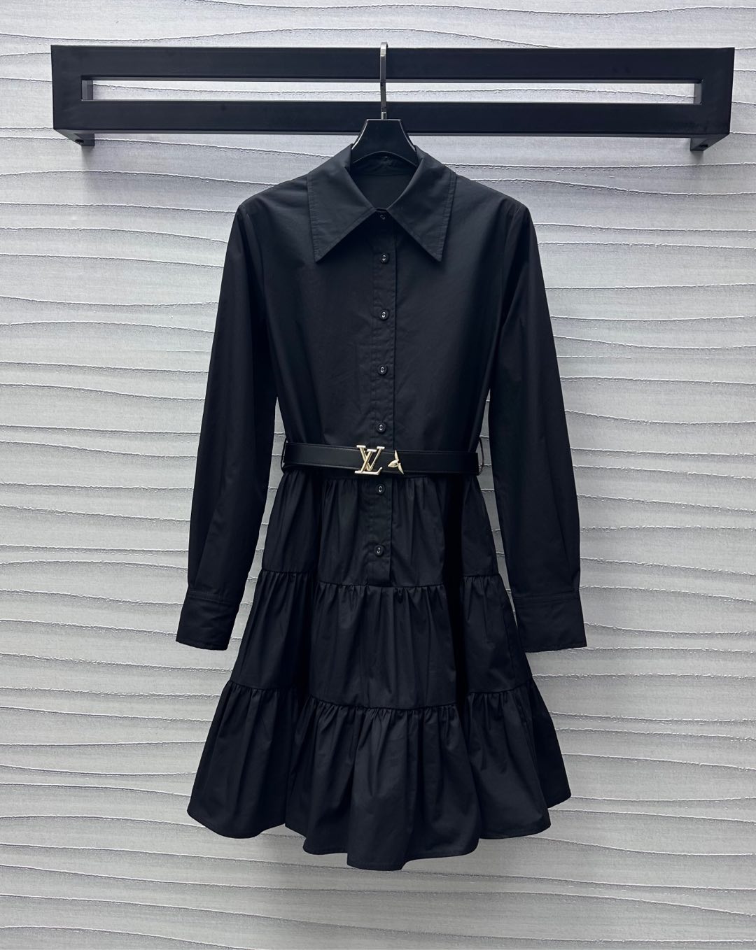 NO:411281,Louis Vuitto*2025 new product lapel belt dress custom YB imported twill cotton material, comfortable and delicate texture, gloss and breathable, voxel color uses cutting and details to enhance the exquisiteness, half-paced sleeve button design is neat and slim, and matches with medium-length layered skirt hem to add layering to the shape. Match the perforated leather belt at the waist to outline the body shape, highlight the brand tone, surface auxiliary material development, lapel long-sleeved dress tailoring, commuting date outfit high-end fashionable, high-end version 2 colors,,louis vuitton, skirts,alexander wang19860909Louis Vuitto*2025新品上架翻领腰带连衣裙定制YB进口斜纹全棉材质 质感舒适细腻 光泽透气舒适 通体素色利用裁剪和细节提升精致度 半开襟袖纽扣设计裁剪利落修身 配合中长度层叠裙摆处理 增添造型层次感 搭配腰间穿孔皮革腰带勾勒身型 彰显品牌调性 面辅料开发 翻领长袖连衣裙剪裁 通勤约会穿搭高级时髦 高版本2色,,louis vuitton,skirts,alexander wang,Women's clothing